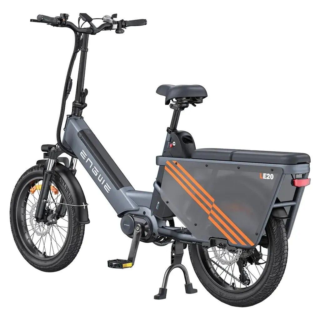 Graues E-Bike mit Gepäckträger. Orangefarbene Streifen an der Seite. Schwarze Reifen und Sattel. Marke ENGWE.