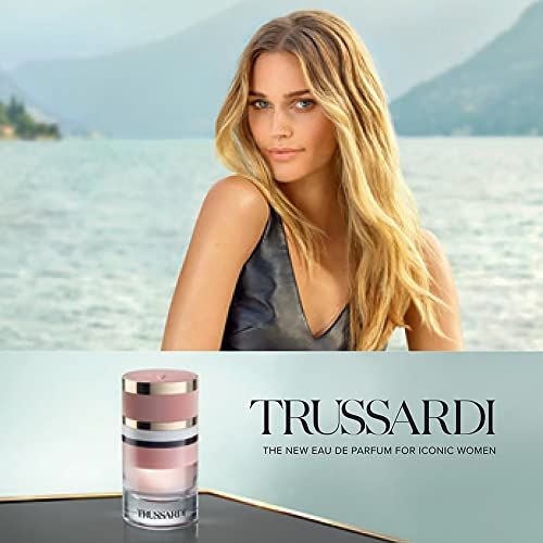 Frau mit blonden Haaren neben einem Trussardi Eau de Parfum Flakon.