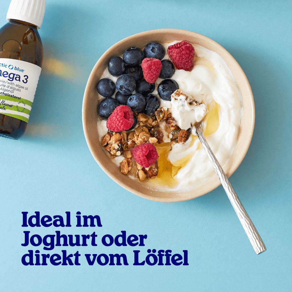 Schale mit Joghurt, Beeren und Müsli. Daneben eine Flasche Arctic Blue Omega 3.
