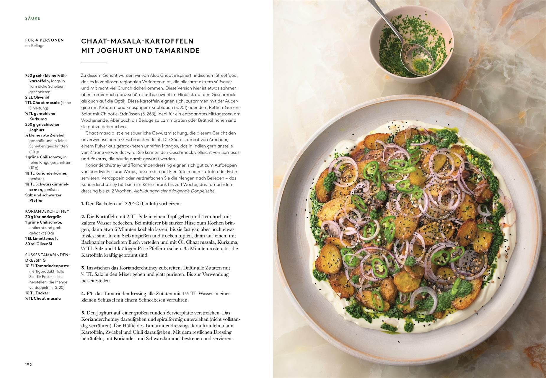 Kochbuchseite mit Rezept für Chaat-Masala-Kartoffeln. Gericht auf Teller mit Joghurt und Tamarinde. Zutatenliste.