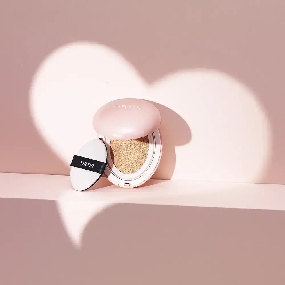 Ein offener TIRTIR Mask Fit All Cover Cushion mit Applikator, umgeben von Herz-Schatten.
