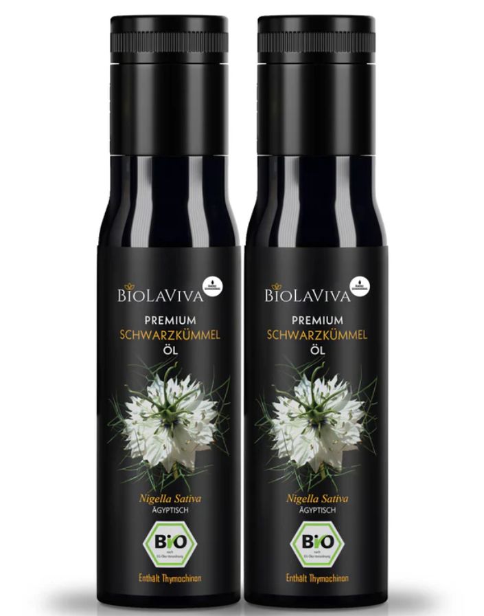 Zwei schwarze Flaschen mit Etiketten. Aufschrift: BIOLAVIVA Premium BIO-Schwarzkümmelöl. Abbildung einer Blüte. BIO-Siegel.