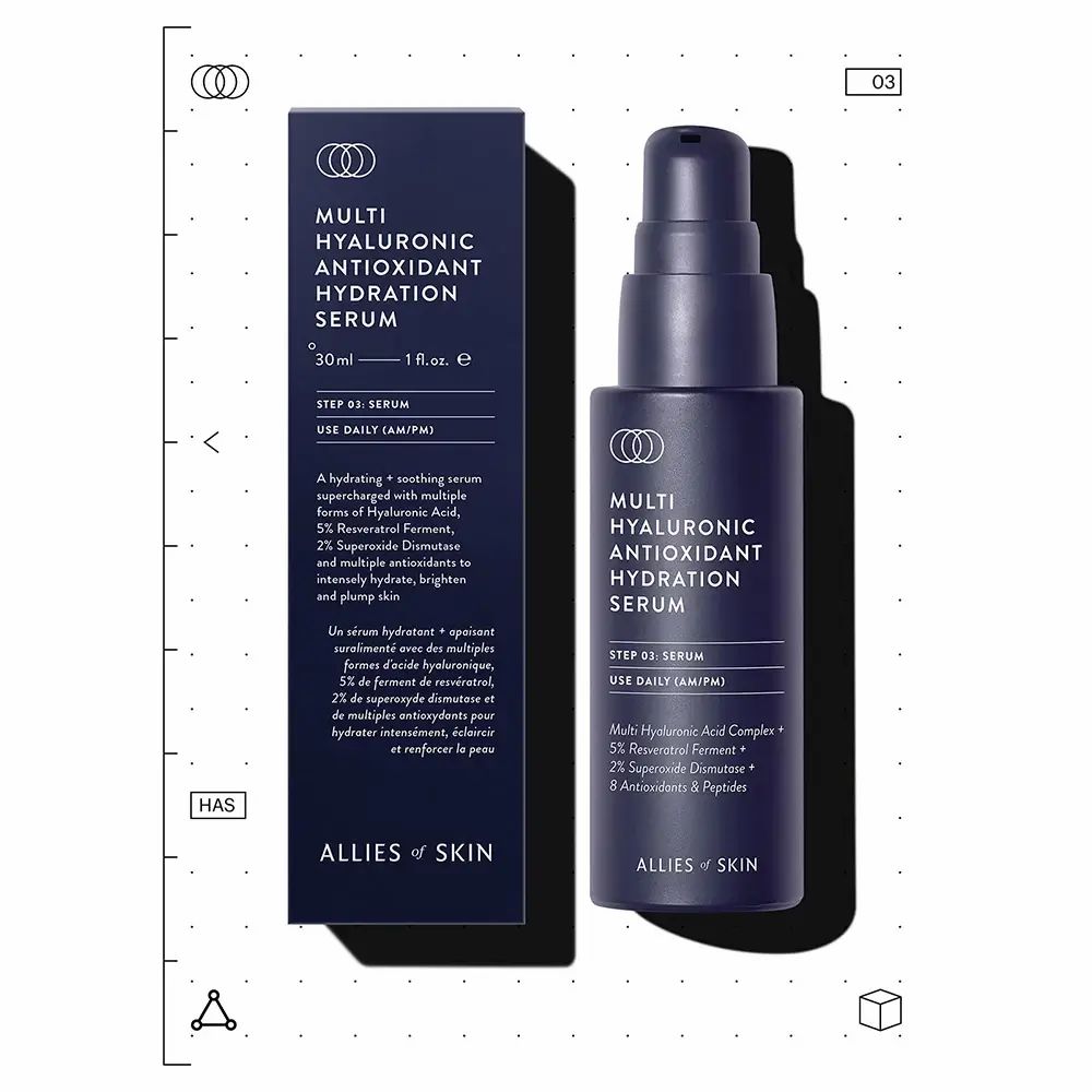 Dunkelblaue Flasche und Schachtel. Aufschrift: Multi Hyaluronic Antioxidant Hydration Serum. Marke: ALLIES OF SKIN.