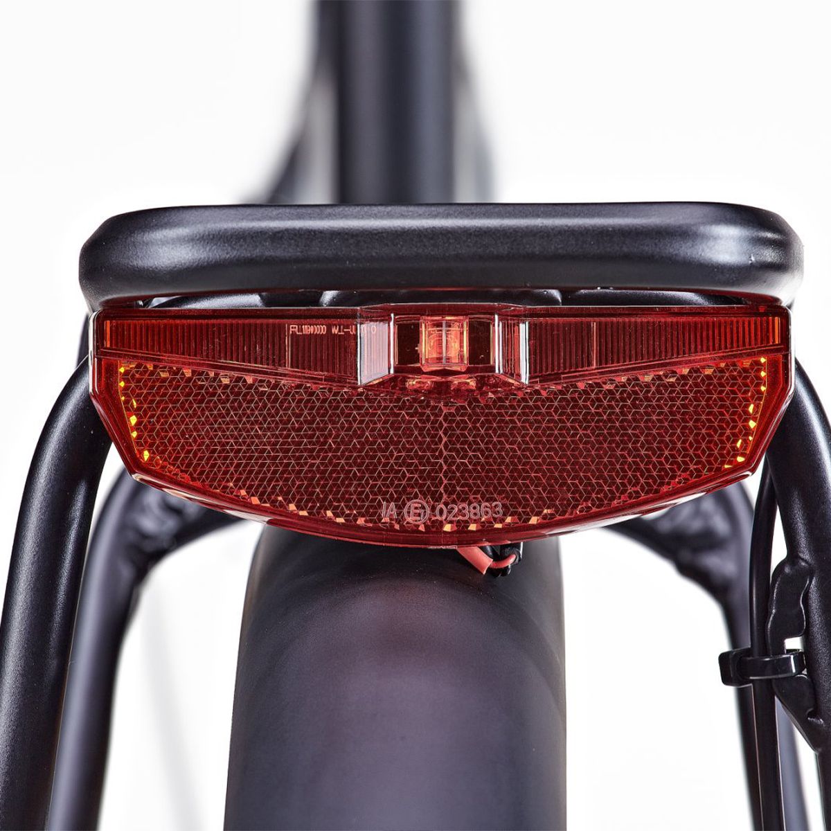 Rücklicht eines E-Bikes. Rotes Gehäuse mit Reflektoren.