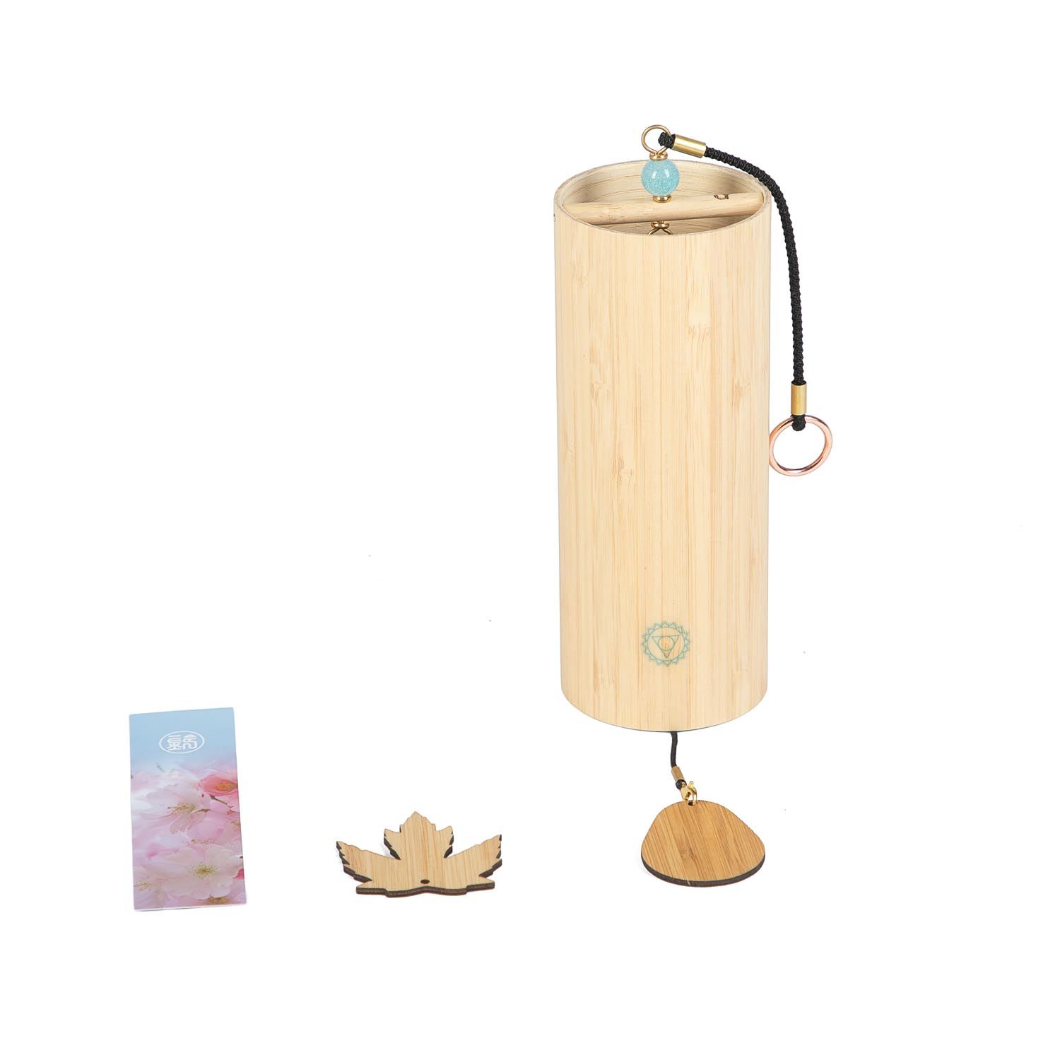 Bambus-Klangspiel mit Holzblatt und Karte. Zylindrische Form, hellbraun. Mit Aufhängung und Kugel. Holzblatt-Form.