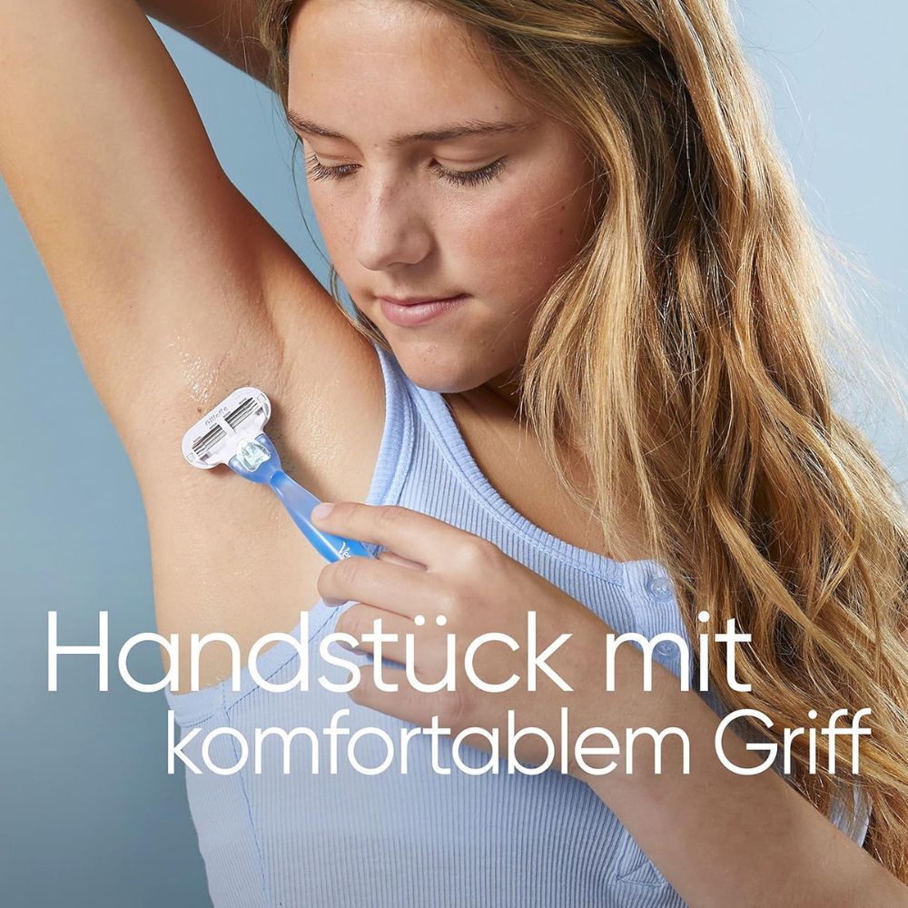 Frau rasiert Achsel mit blau-weißem Rasierer. Text: Handstück mit komfortablem Griff.