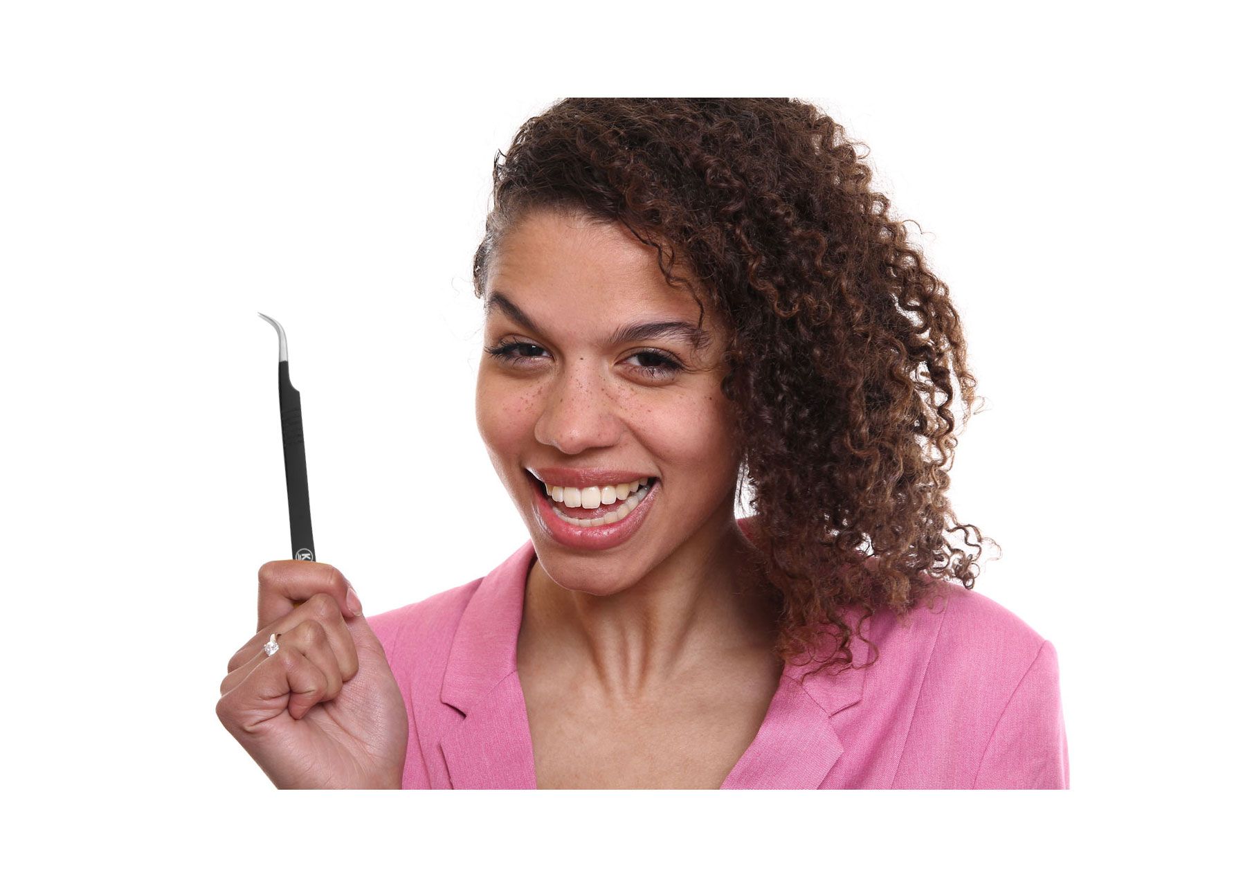Frau mit lockigem Haar hält eine schwarze Pinzette.