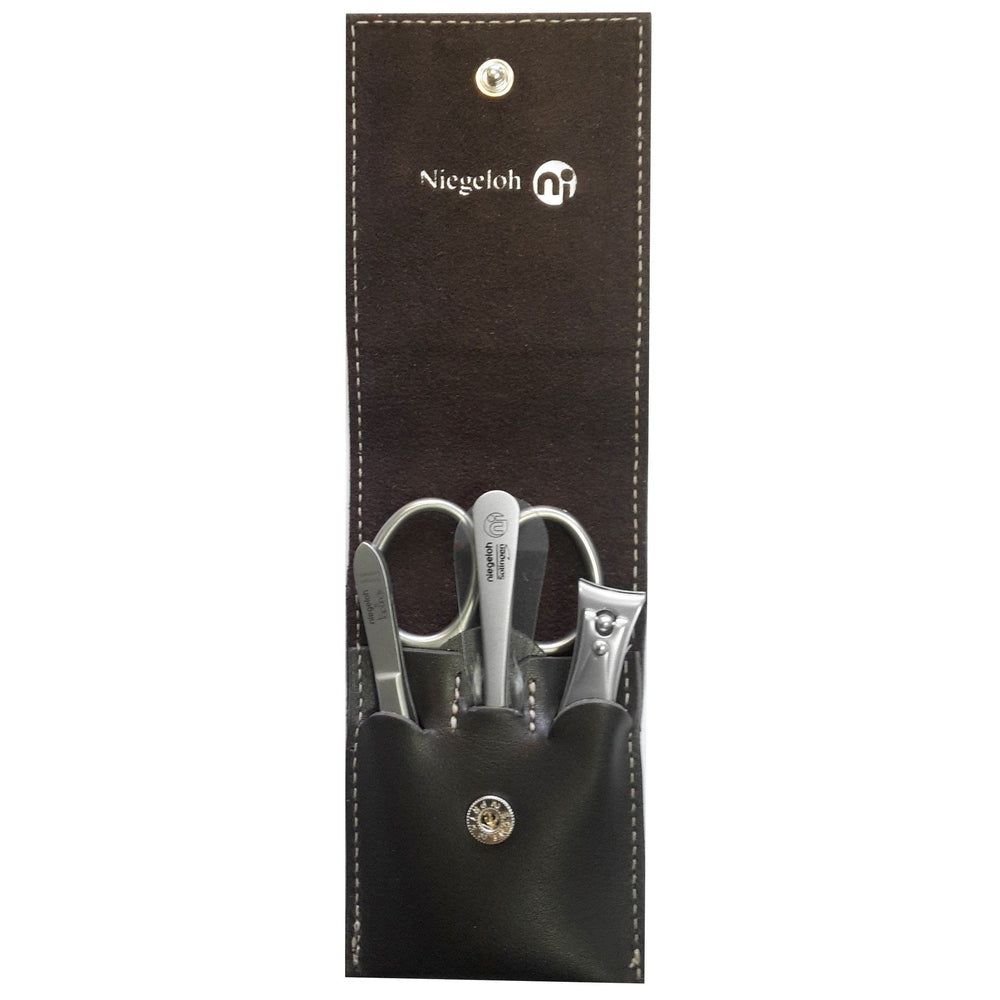 Etui mit Maniküre-Set. Enthält Nagelschere, Nagelfeile, Hautzange und Nagelknipser. Dunkelbraunes Lederetui mit Druckknopf.