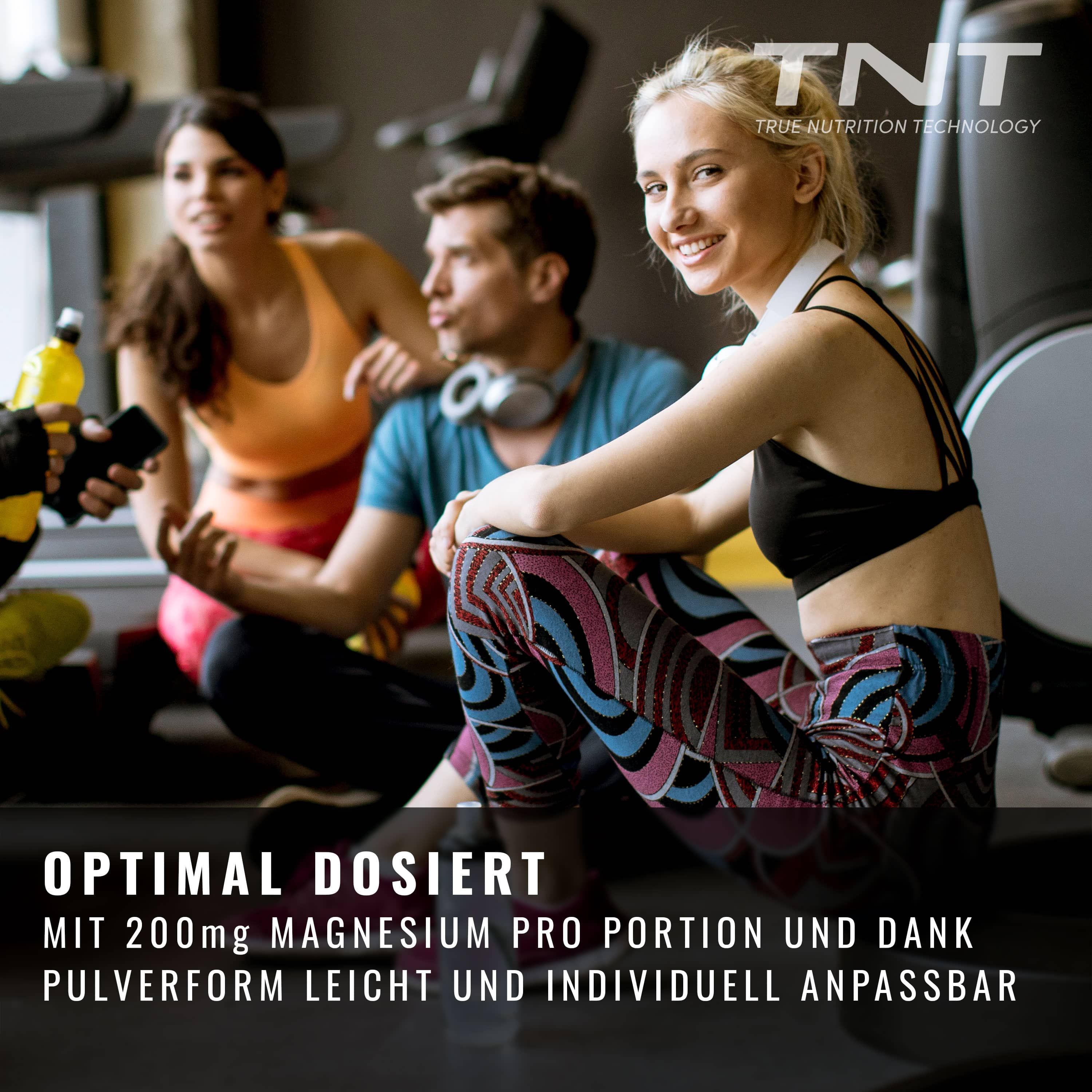 Drei Personen im Fitnessstudio. Dose TNT Magnesium Citrat. Text: Optimal dosiert mit 200mg Magnesium pro Portion und dank Pulverform leicht anpassbar.
