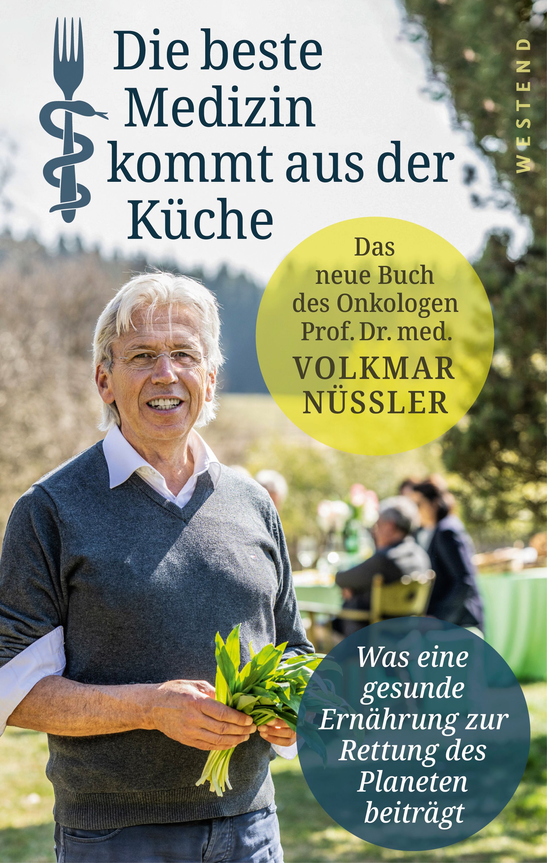 Buchcover: "Die beste Medizin kommt aus der Küche". Porträt eines Mannes mit Kräutern, im Hintergrund Personen an einem Tisch.