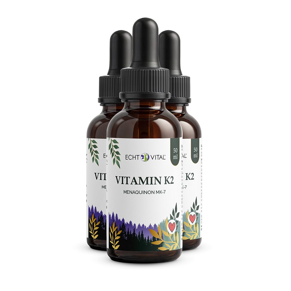 Drei braune Glasflaschen mit Etikett. Aufschrift: Echt Vital Vitamin K2, Menaquinon MK-7. Mit Tropfer.