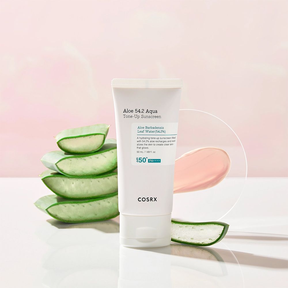 COSRX Aloe 54.2 Aqua Tone-up Sonnencreme Tube mit Aloe Vera Scheiben.