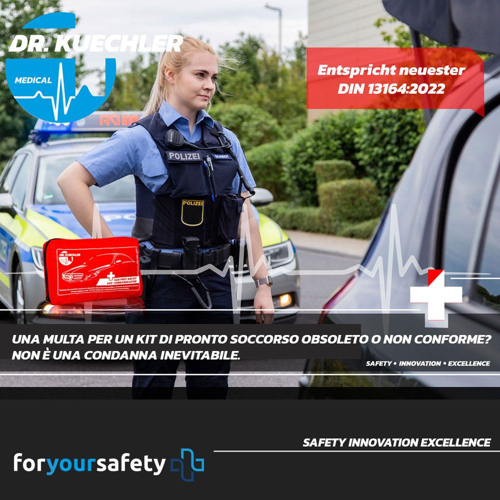 Polizistin neben Auto. Rote KFZ-Verbandtasche. Marke: Dr. Kuechler Medical. Text: Entspricht neuester DIN 13164-2022.