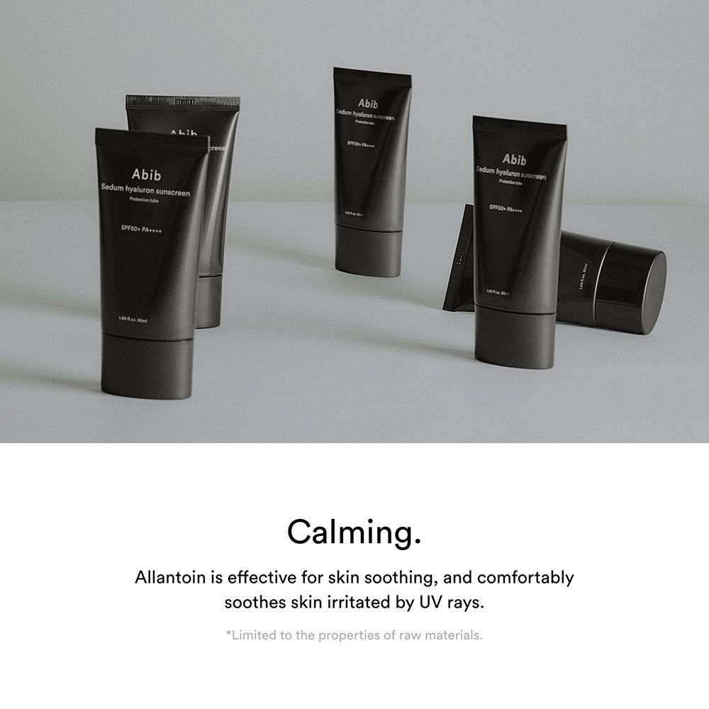 Mehrere schwarze Tuben. Produktname und SPF-Angaben sind sichtbar. Text: Calming. Allantoin beruhigt die Haut.