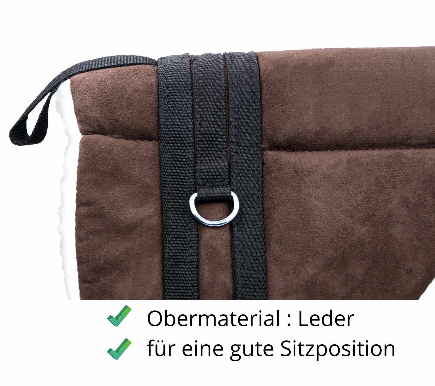Nahaufnahme eines braunen Reitkissens. Schwarze Gurte mit Metallring. Text: Obermaterial: Leder.