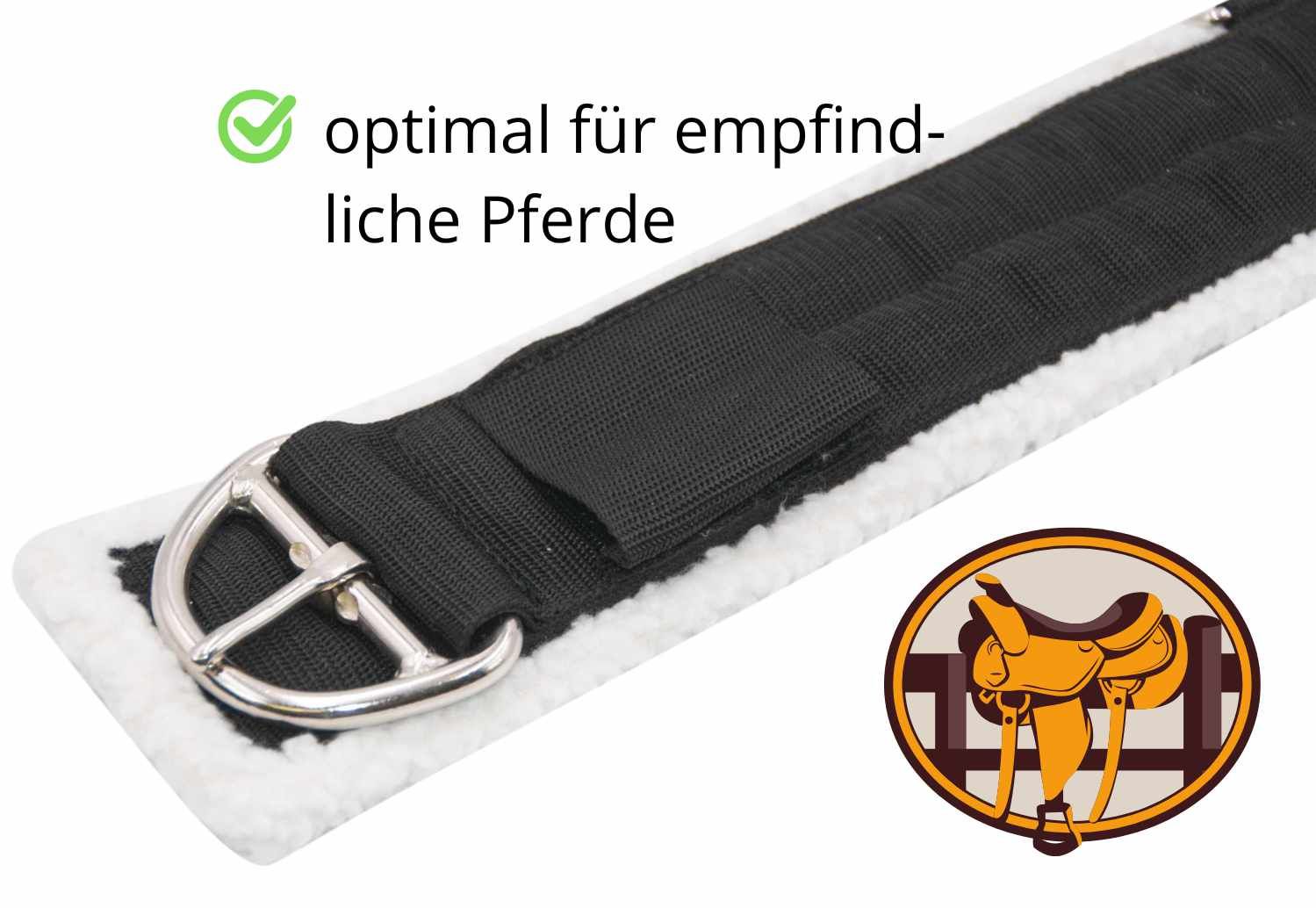 Nahaufnahme eines schwarzen Sattelgurts mit weißem Fell und silberner Schnalle. Text: optimal für empfindliche Pferde.