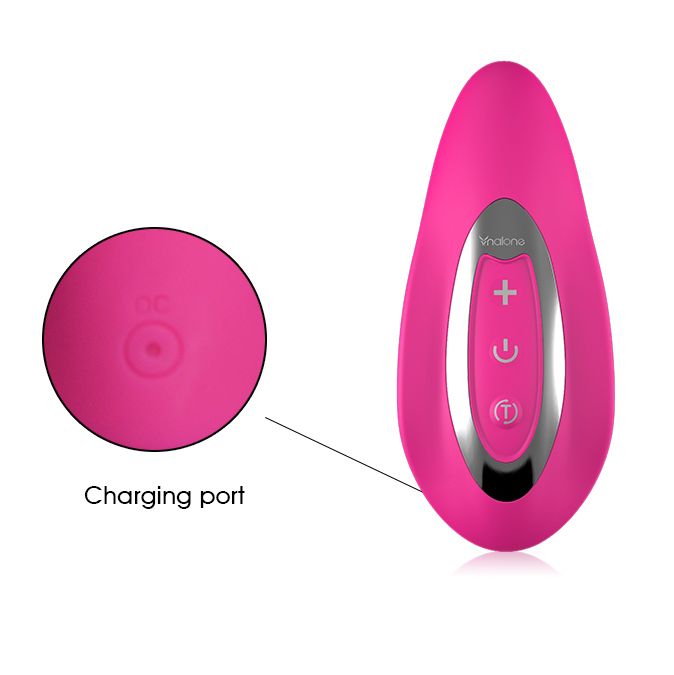 Pinkfarbener Stimulator mit ovaler Form. Silberne Akzente und drei Knöpfe. Detailansicht des Ladeanschlusses.