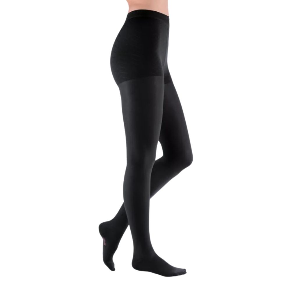 Schwarze medi mediven elegance Kompressions-Strumpfhose. Blick von der Seite, auf einem weißen Hintergrund.