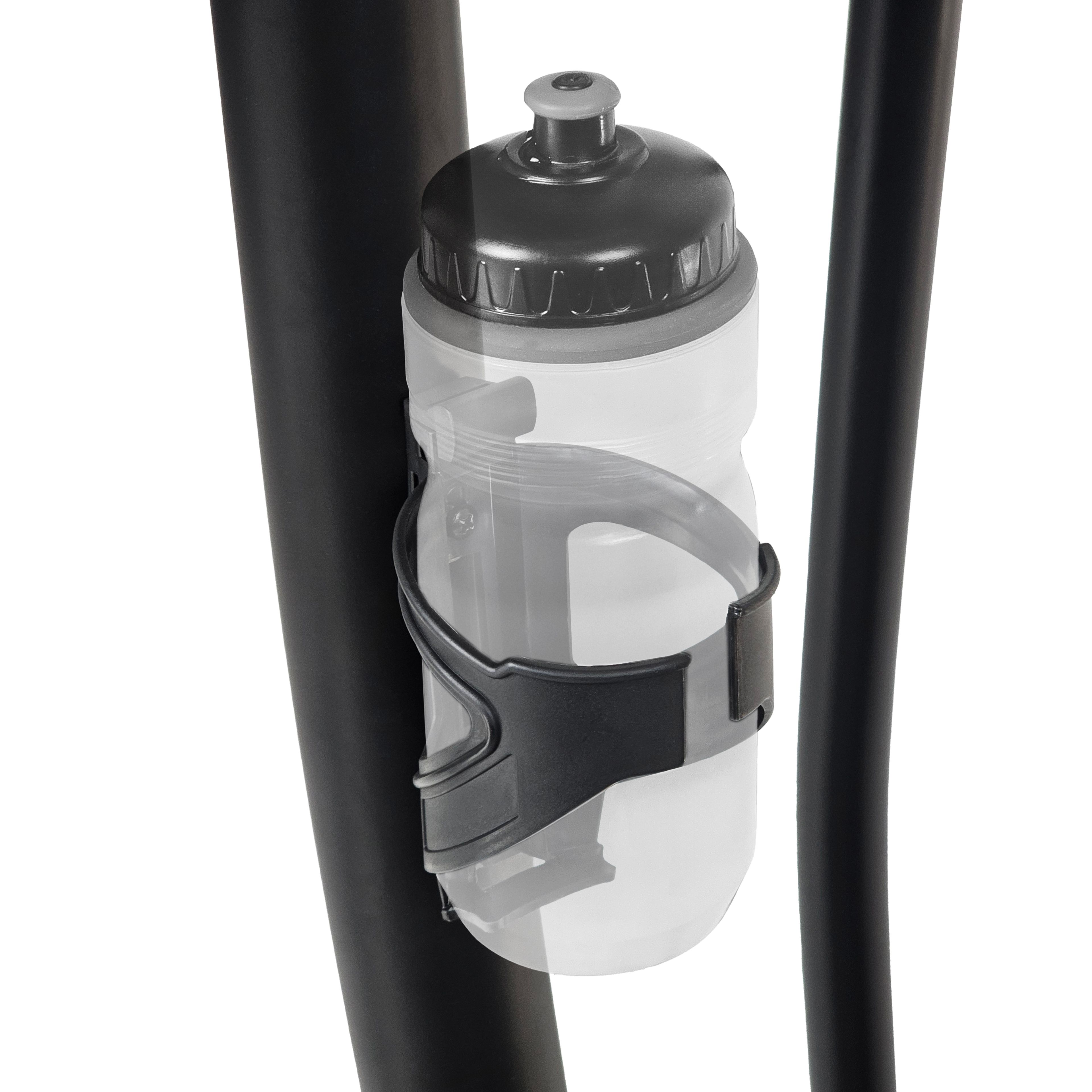 Flaschenhalter am Crosstrainer CT 6 Hybrid 2in1. Schwarzer Halter mit einer transparenten Wasserflasche.