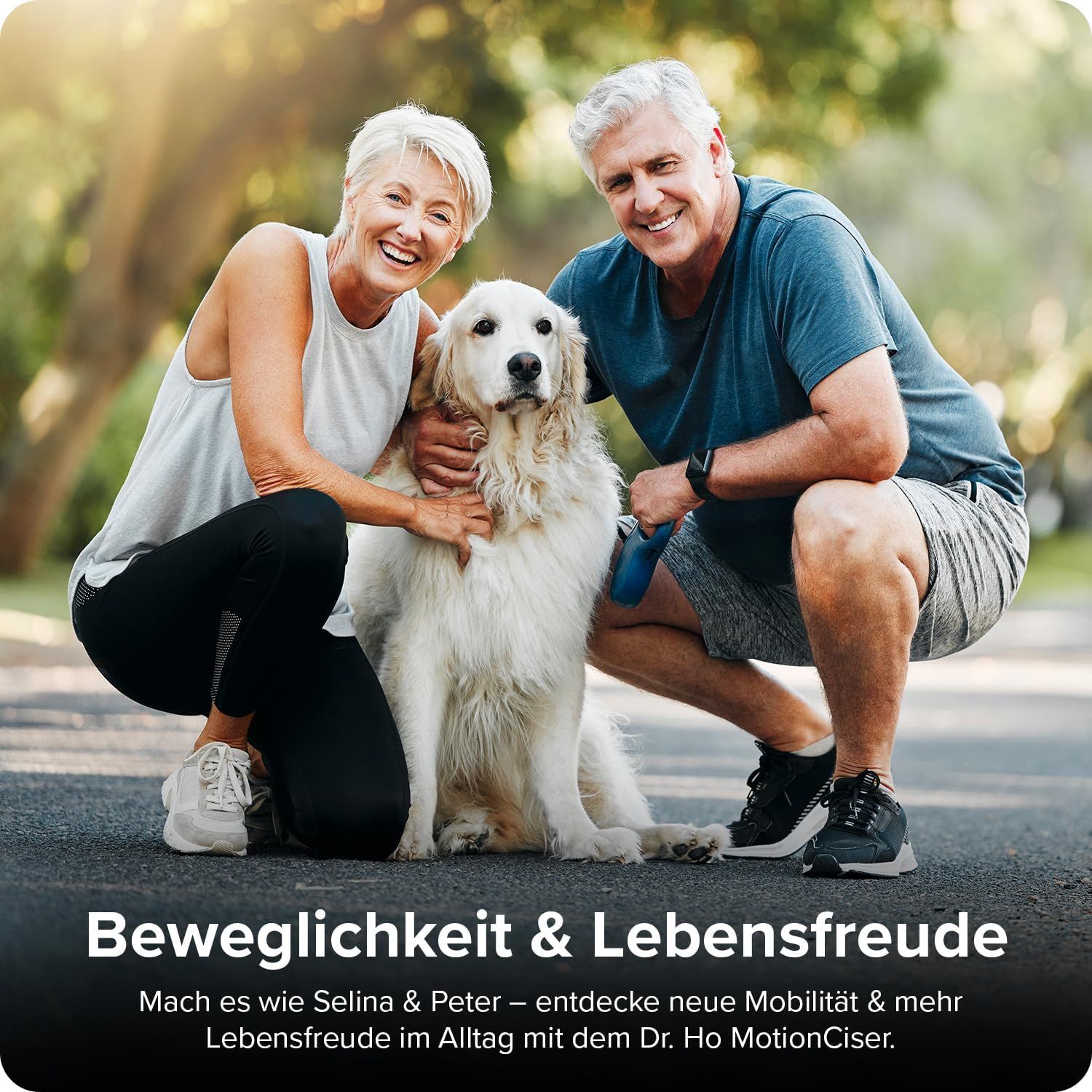 Glückliches älteres Paar mit Hund im Freien, symbolisiert Mobilität und Lebensfreude.
