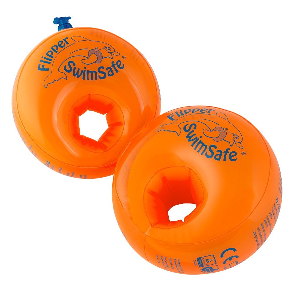 Zwei orangefarbene Flipper SwimSafe Schwimmflügel. Runde Form mit Loch in der Mitte. Blaue Schrift.