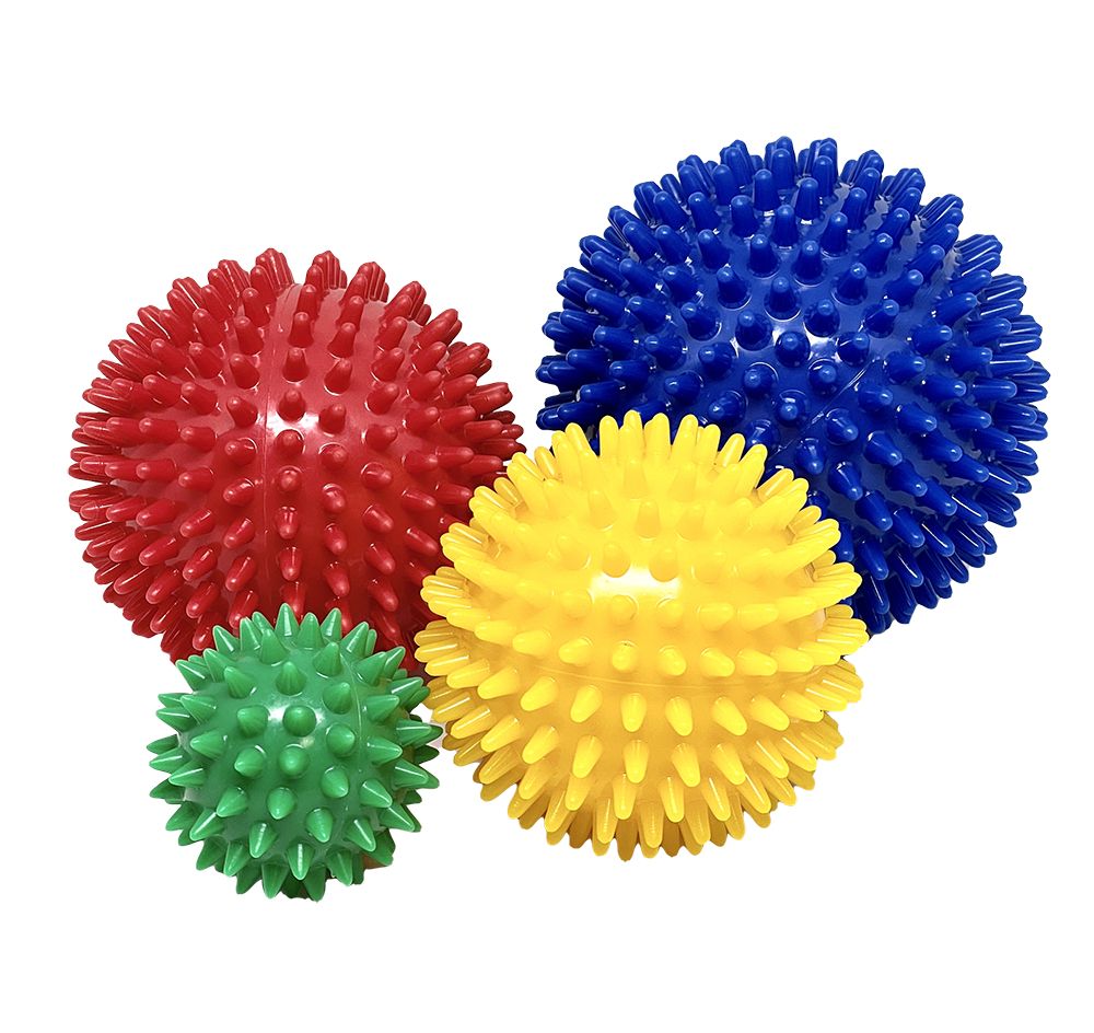 Vier Igelbälle in Blau, Rot, Gelb und Grün. Kugelförmig mit Noppen.