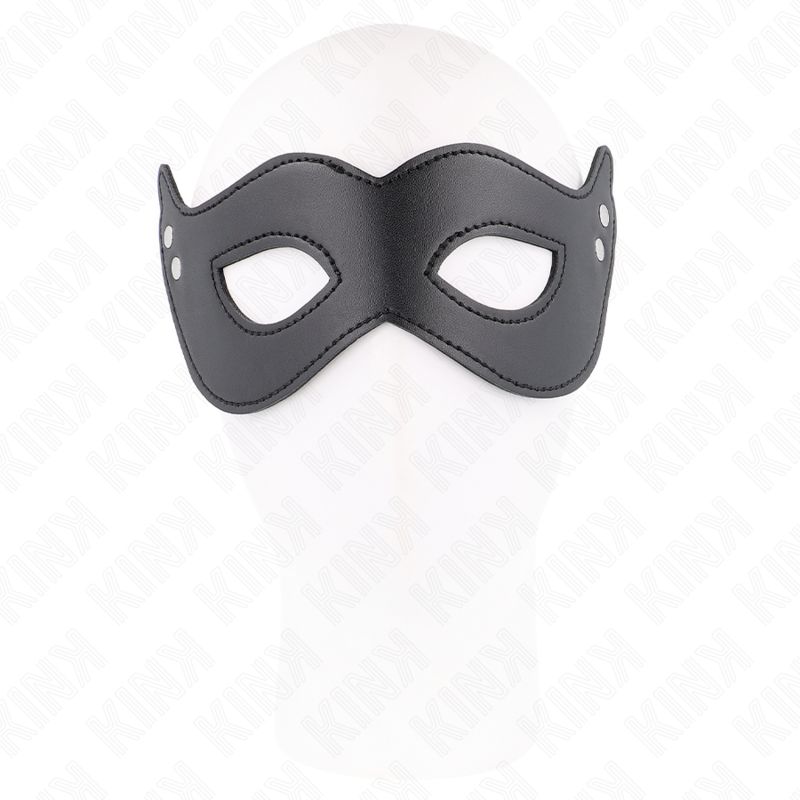 Schwarze Kunstledermaske mit Nieten, auf einem weißen Kopf platziert. Maske mit Augenöffnungen.