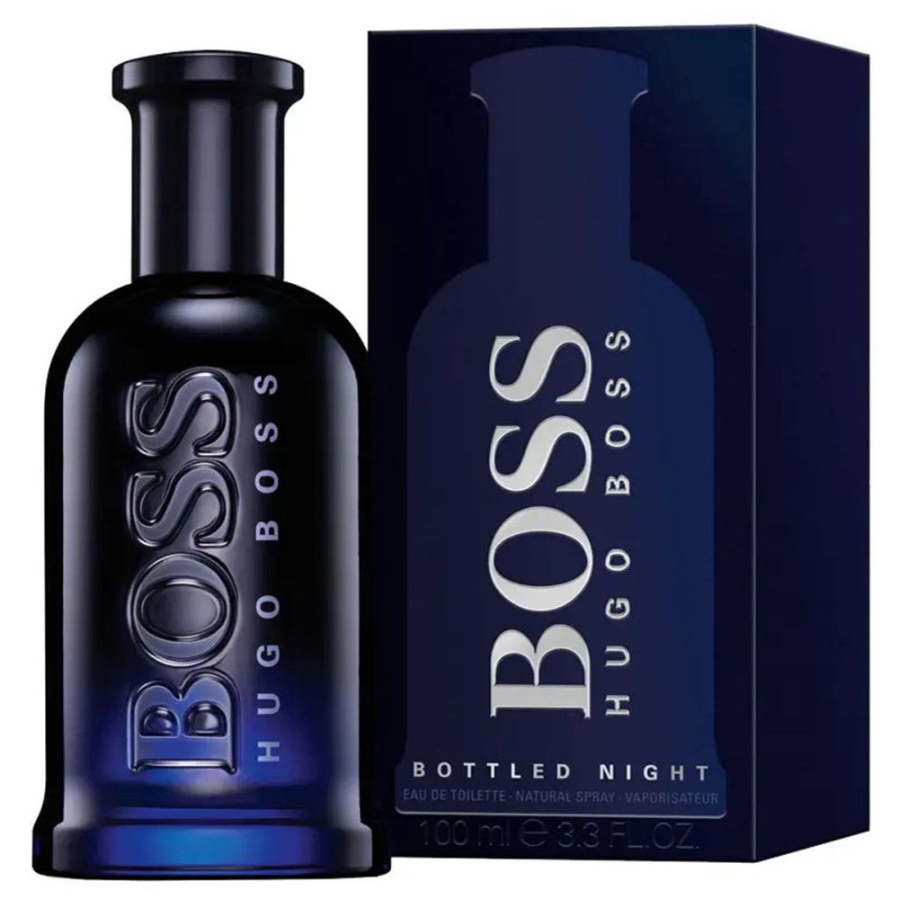 Dunkelblaue Glasflasche mit silbernem BOSS HUGO BOSS Schriftzug, daneben die passende Verpackung.
