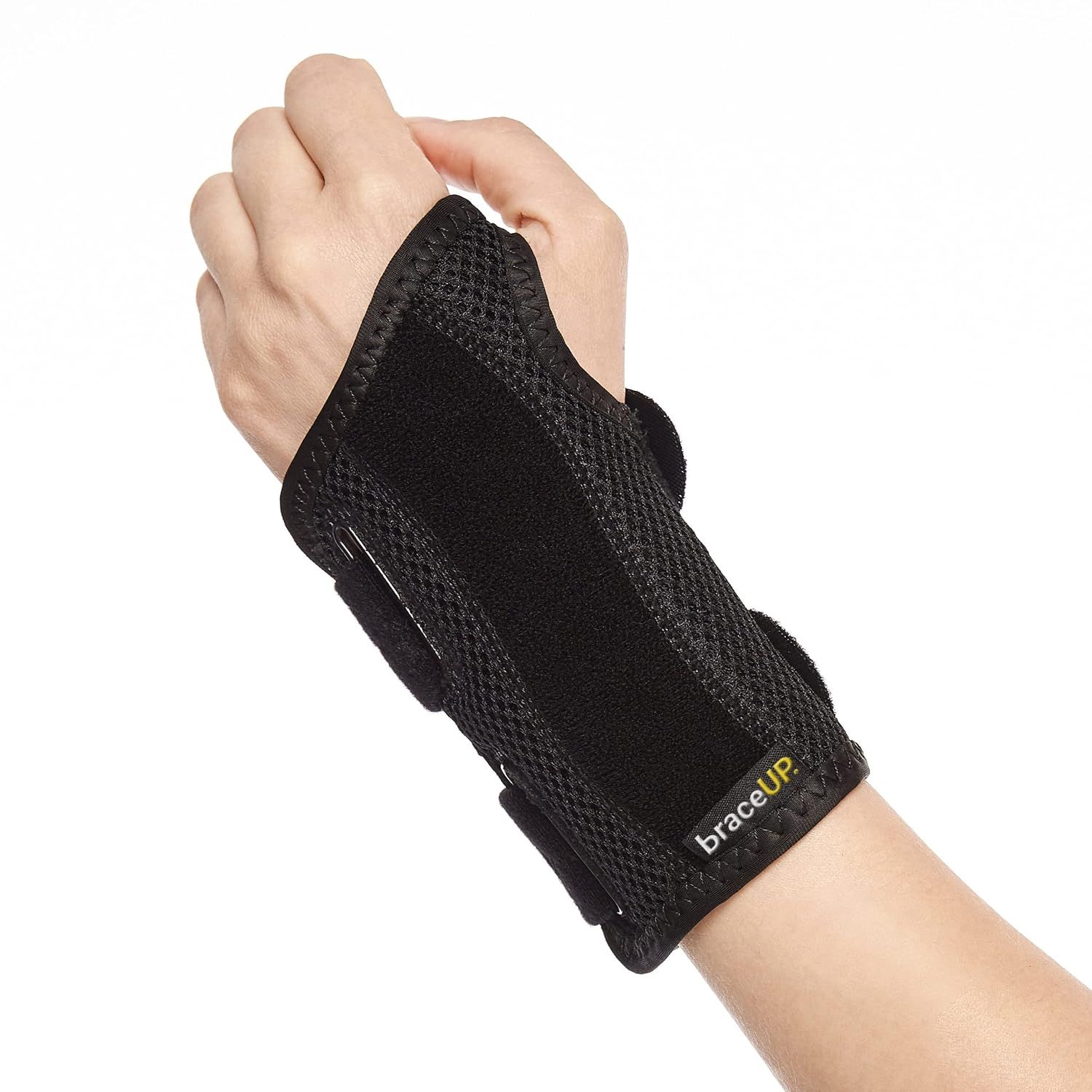 Handgelenkbandage mit "braceUP" Logo, Klettverschlüssen und Netzstruktur.