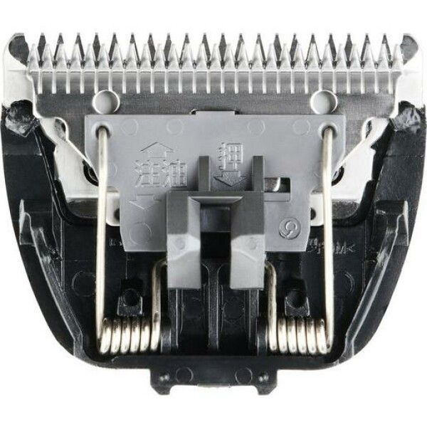 Detailansicht der Rasierklinge. Metallklinge mit grauen Kunststoffteilen und Federn. Nahaufnahme, zeigt Details.