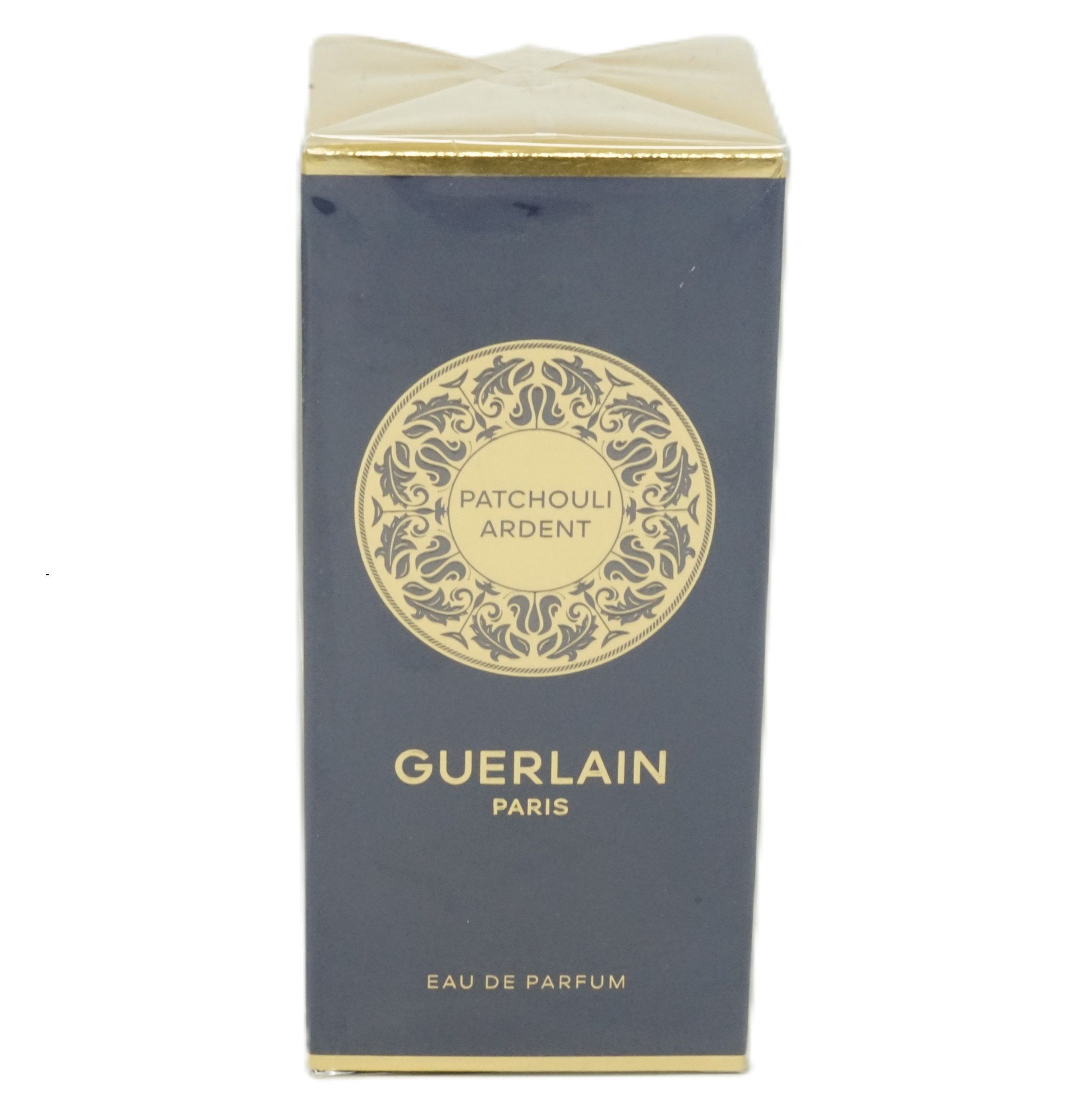 Dunkelblaue Schachtel mit goldenem Deckel. Aufschrift: Patchouli Ardent, Guerlain Paris, Eau de Parfum.