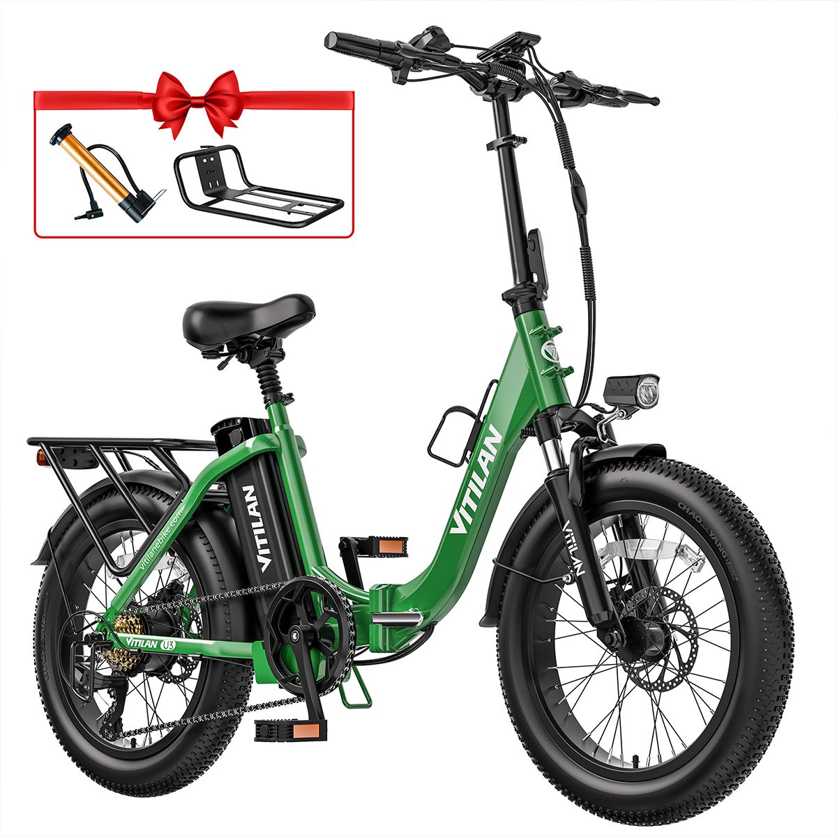 Grünes E-Bike mit Zubehör: Pumpe, Gepäckträger. Frontlicht, Schutzbleche, Gepäckträger. VITILAN-Logo.