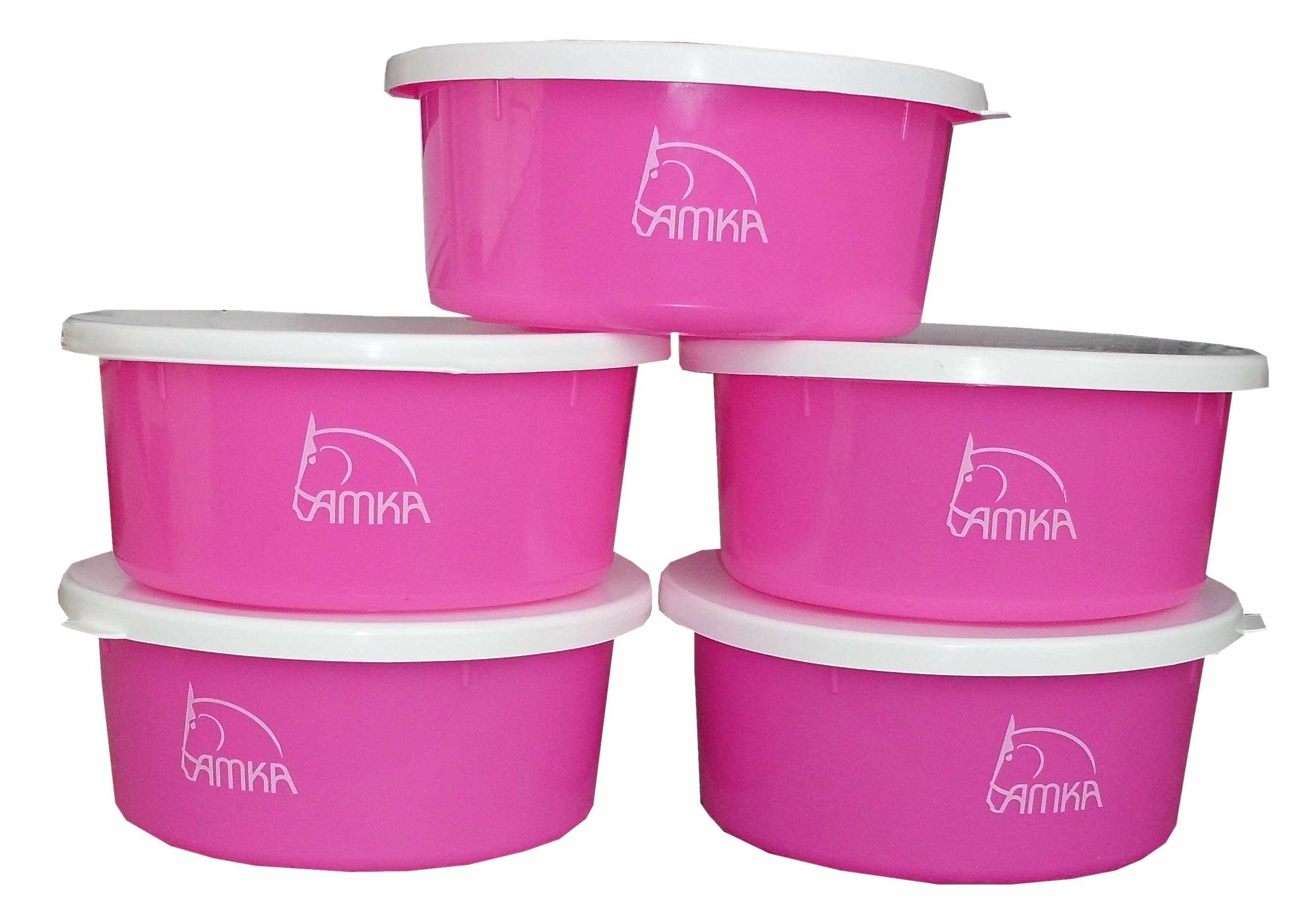 Fünf rosa Futterschalen mit weißen Deckeln. Aufdruck: AMKA. Stapelung.