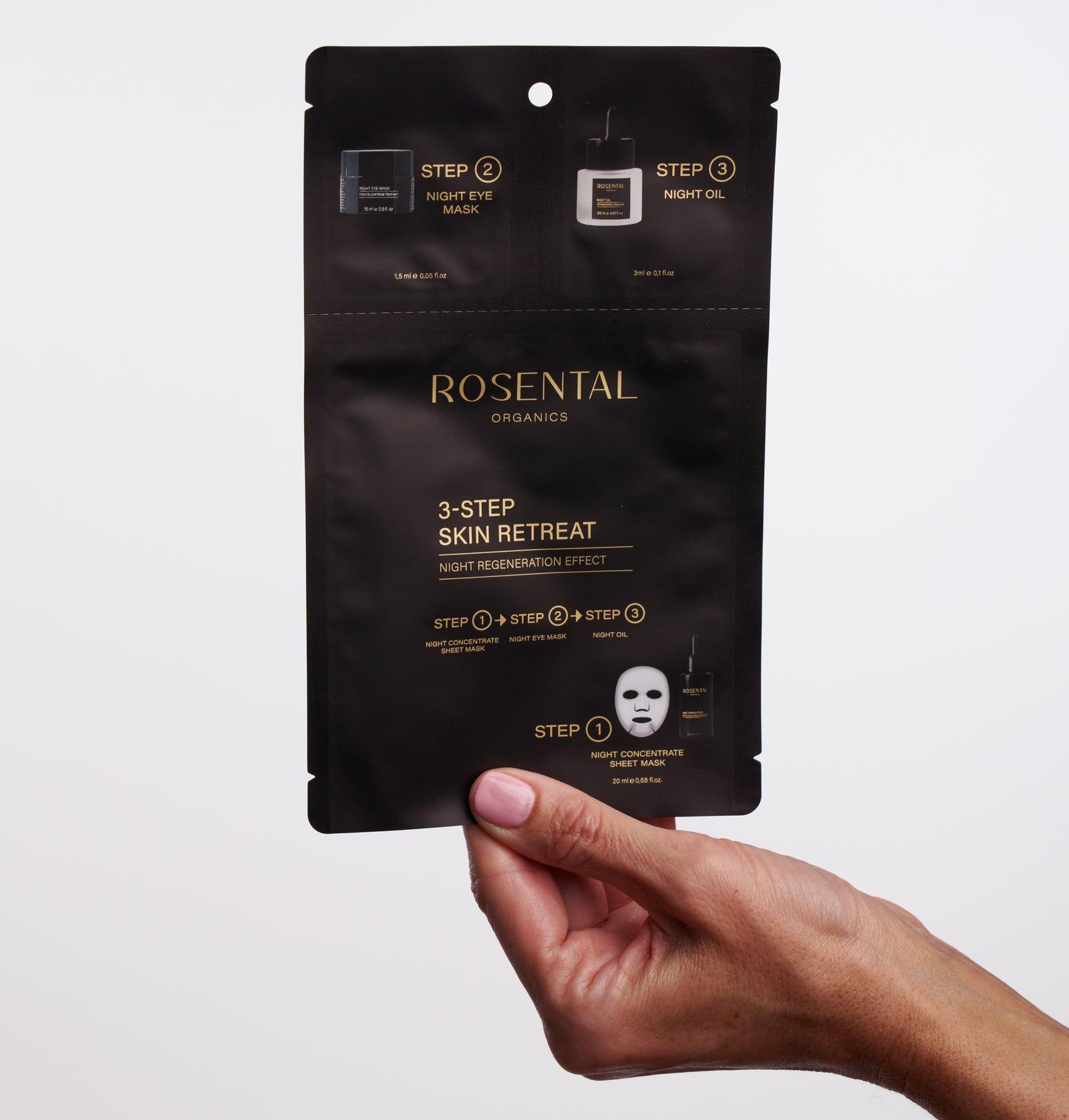 Hand hält eine schwarze Verpackung mit Produktnamen und 3-Step Skin Retreat. Enthält Abbildungen von Produkten und Anweisungen.