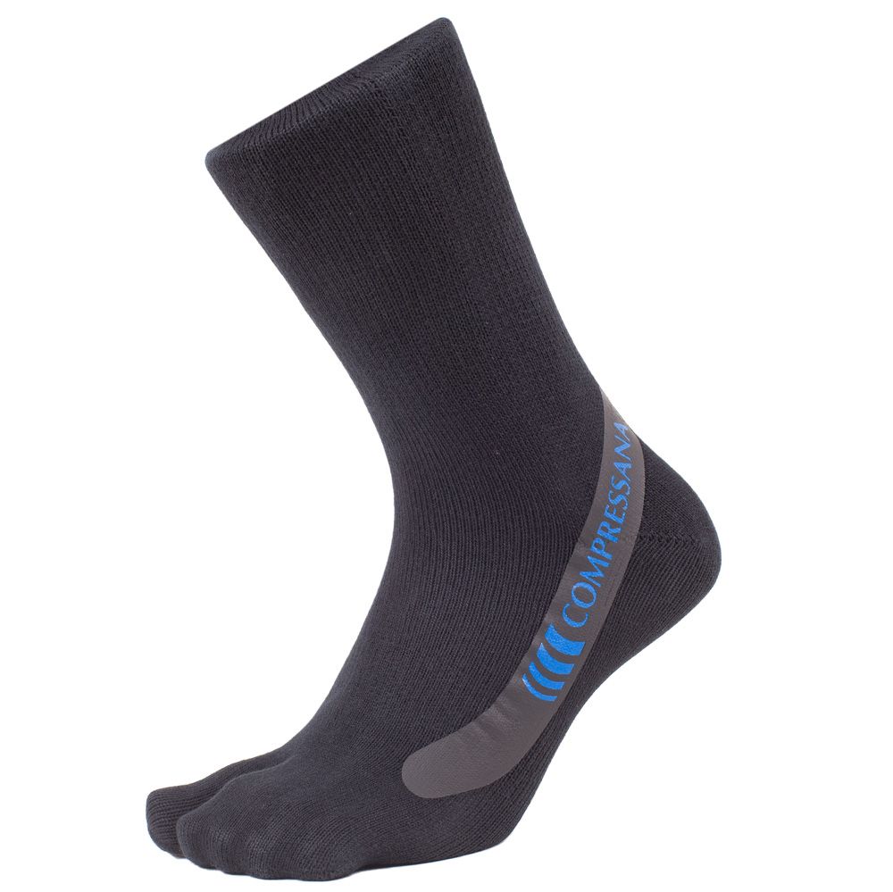 Dunkelgraue Socke mit geteiltem Zehenbereich. Rippstrickmuster. Blaue und graue Akzente. Knöchelhoch.