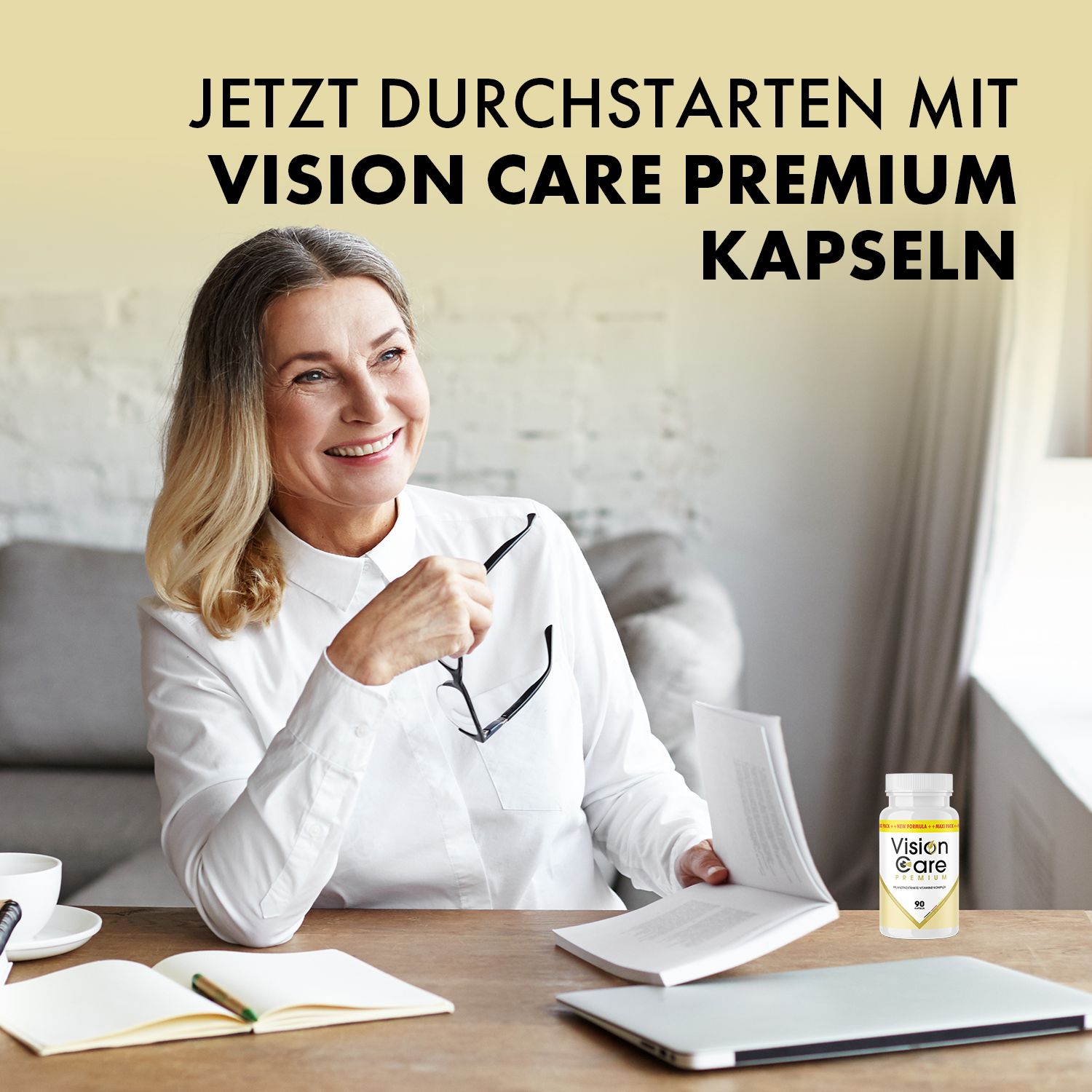 Ältere Frau am Schreibtisch, daneben eine Flasche Vision Care Premium-Kapseln. Text: Jetzt durchstarten mit Vision Care Premium Kapseln.