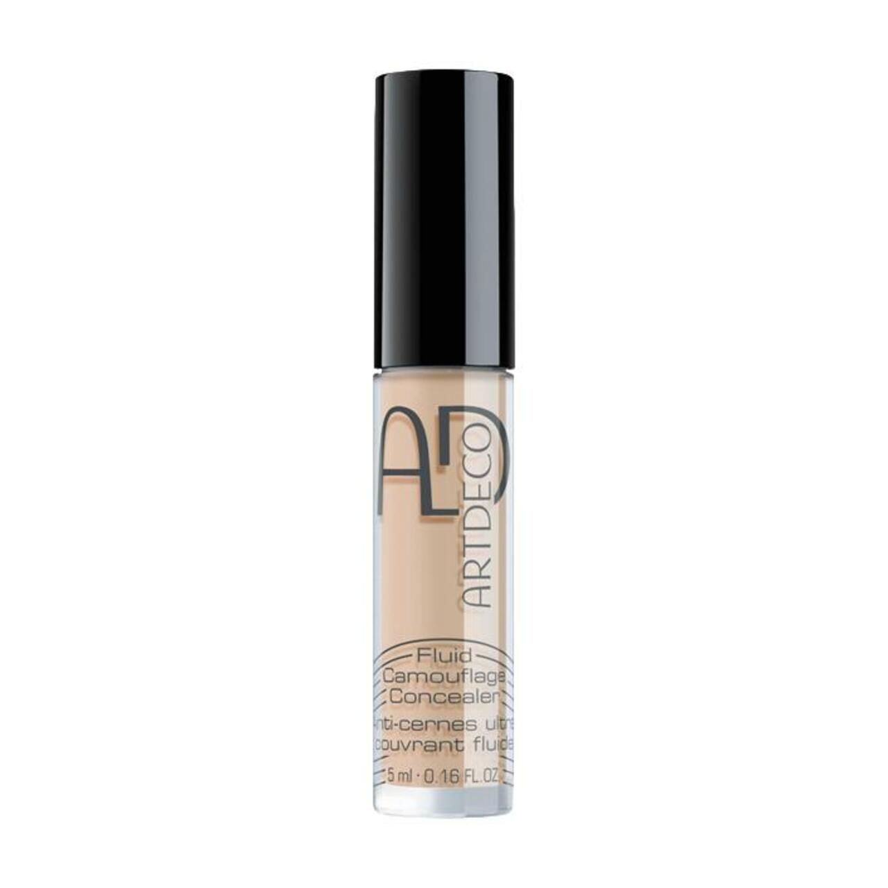 Artdeco Fluid Camouflage Concealer. Beige Flüssig-Concealer in einer zylindrischen Flasche mit schwarzem Deckel. Produktbeschriftung sichtbar.