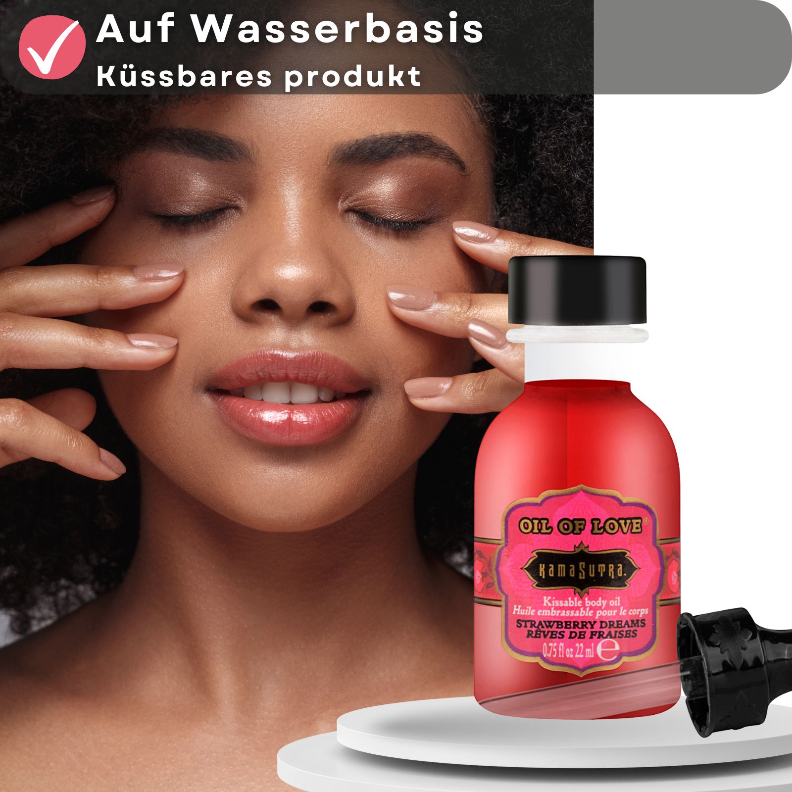 Produktflasche neben Frau. Text: Auf Wasserbasis, küssbares Produkt. Flasche: Oil of Love, Kamasutra, Erdbeerträume, 22 ml.