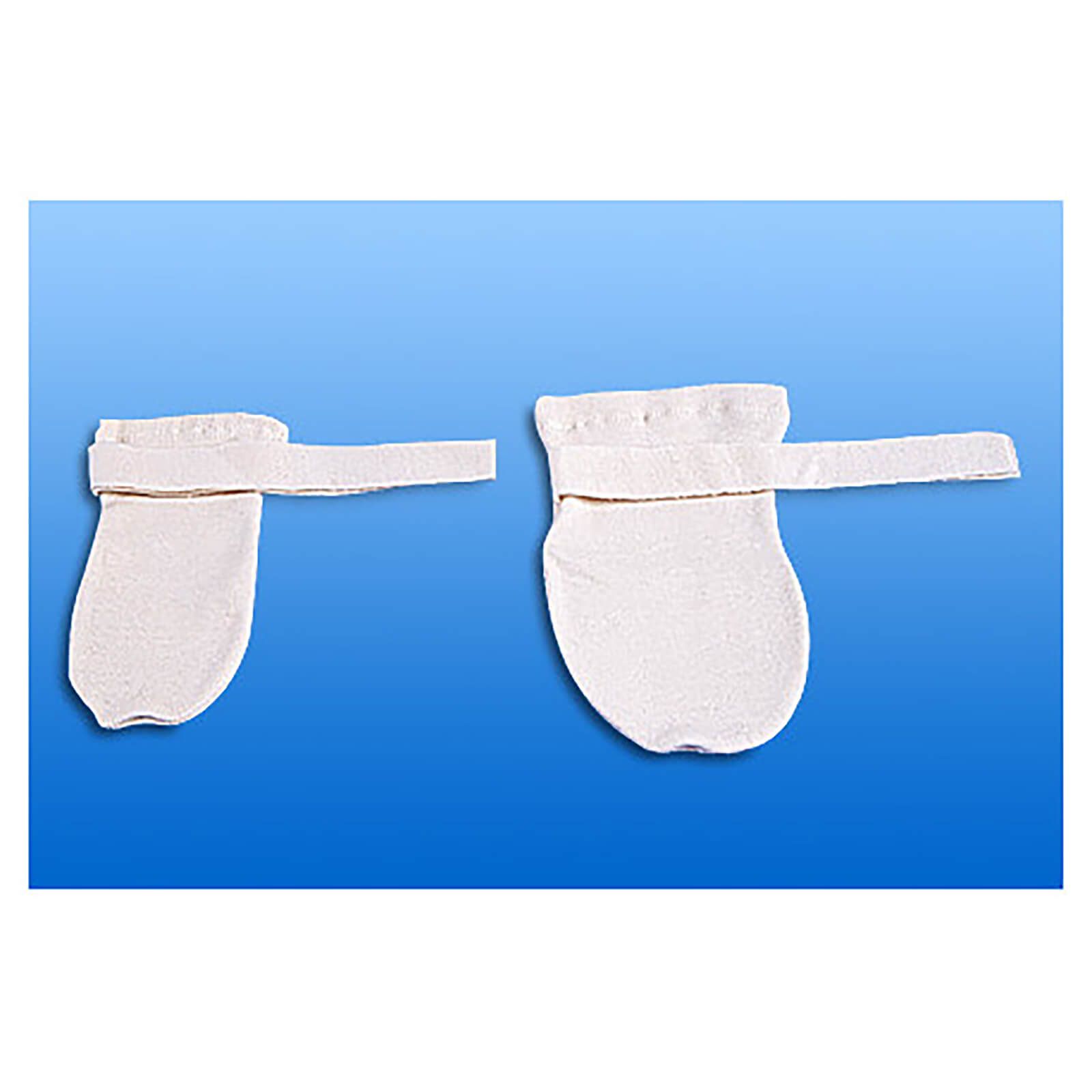 Zwei weiße Fäustlinge mit Klettverschluss. Die Fäustlinge sind klein und aus Stoff.