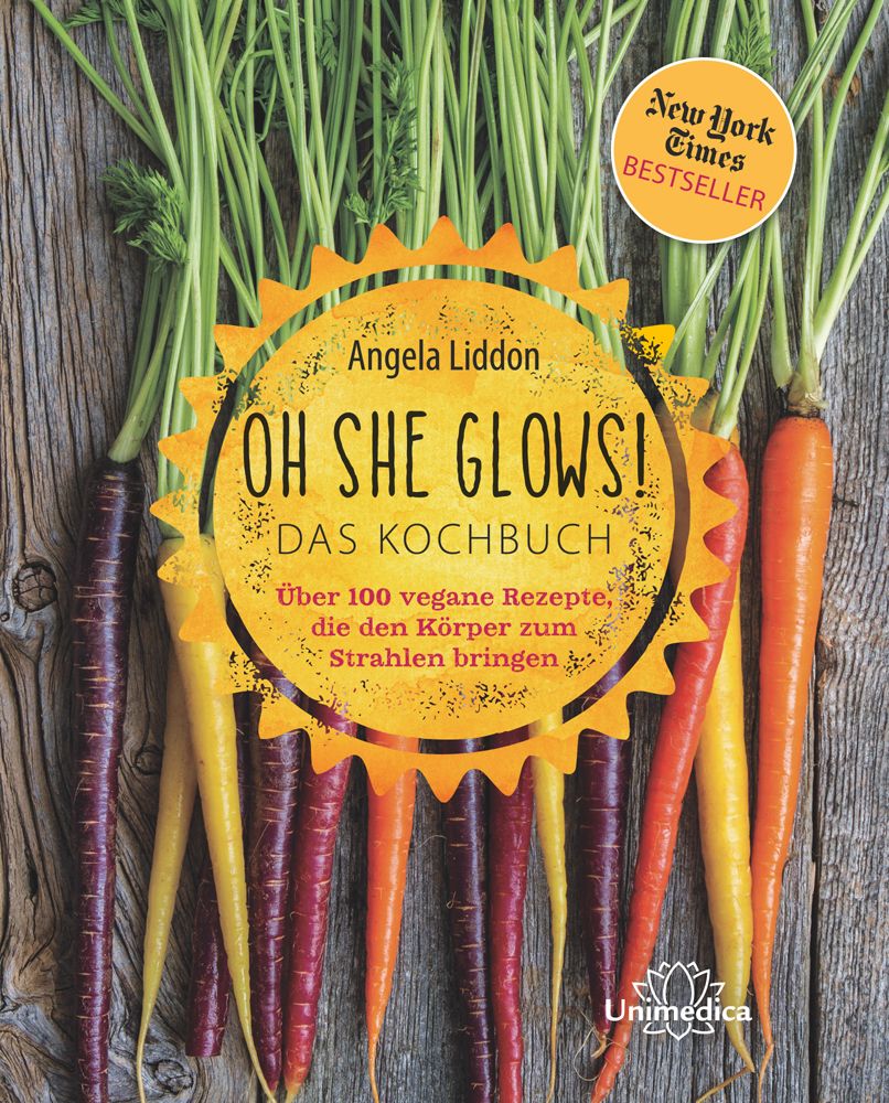 Kochbuch "Oh She Glows! Das Kochbuch" mit Karotten auf Holz. Titel und Autor sichtbar. New York Times Bestseller.