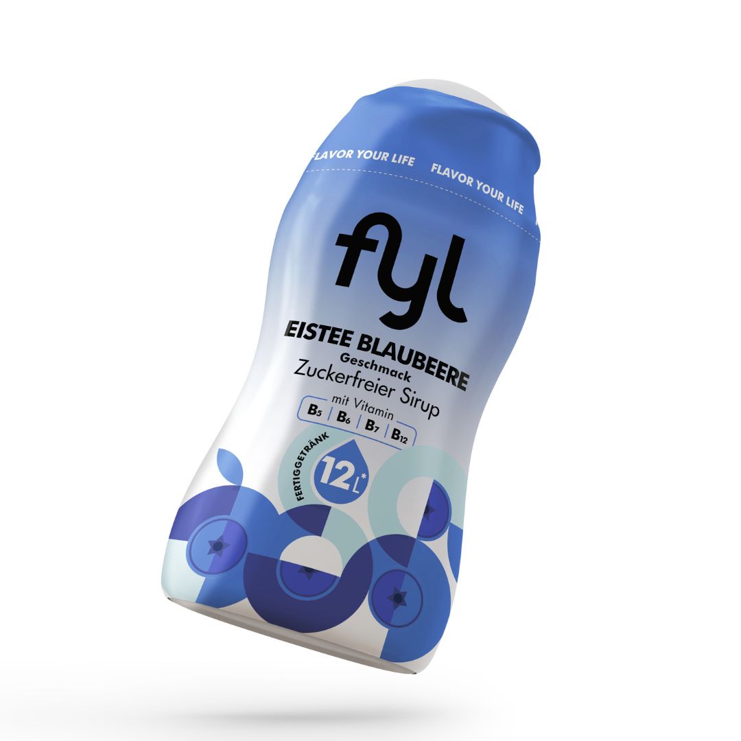 Flasche fyl Eistee Blaubeere, schräg von oben. Blaue und weiße Farbgebung. Text: Eistee Blaubeere, Zuckerfreier Sirup.
