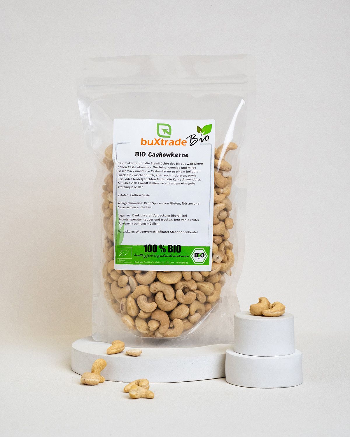Transparenter Beutel mit Bio Cashewkernen. Aufkleber mit Produktinformationen, Bio-Siegel und Podest.