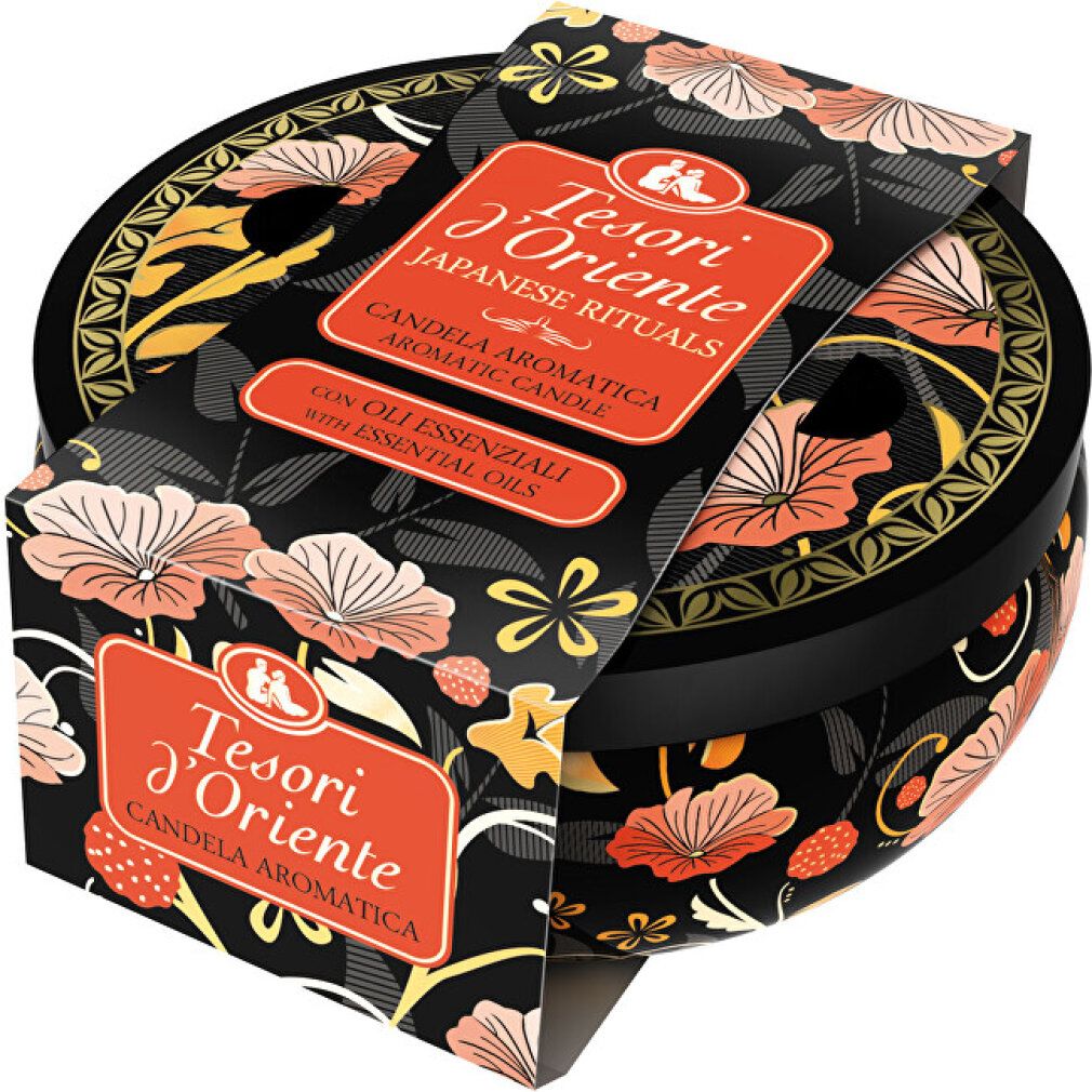 Runde, schwarze Kerze mit floralem Muster und rotem Etikett. Aufschrift: Tesori d'Oriente, Candela Aromatica, mit ätherischen Ölen.