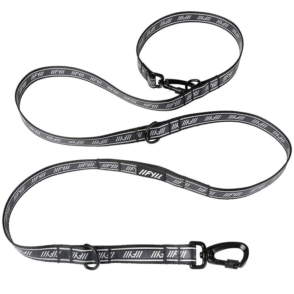 FuzzYard Active Multi 6-in-1 Hundeleine. Schwarze Leine mit weißem Logo-Schriftzug. Enthält Karabinerhaken und D-Ringe. Vielseitiges Design für verschiedene Anwendungen. Hergestellt aus strapazierfähigem Material. Ideal für aktive Hunde.