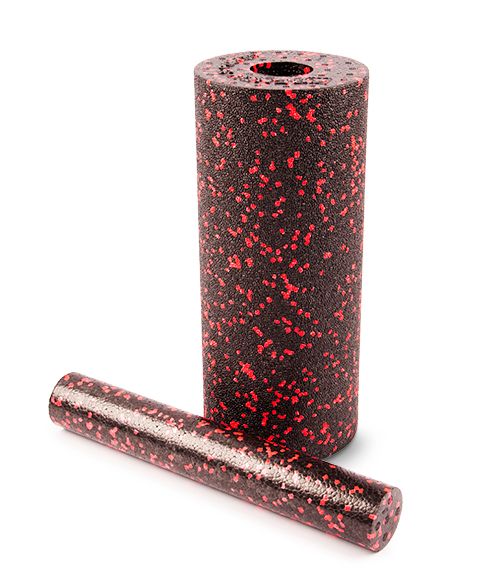 Zwei Faszienrollen. Eine große, zylindrische Rolle, schwarz mit roten Punkten. Eine kleine Rolle, ebenfalls schwarz mit roten Punkten.
