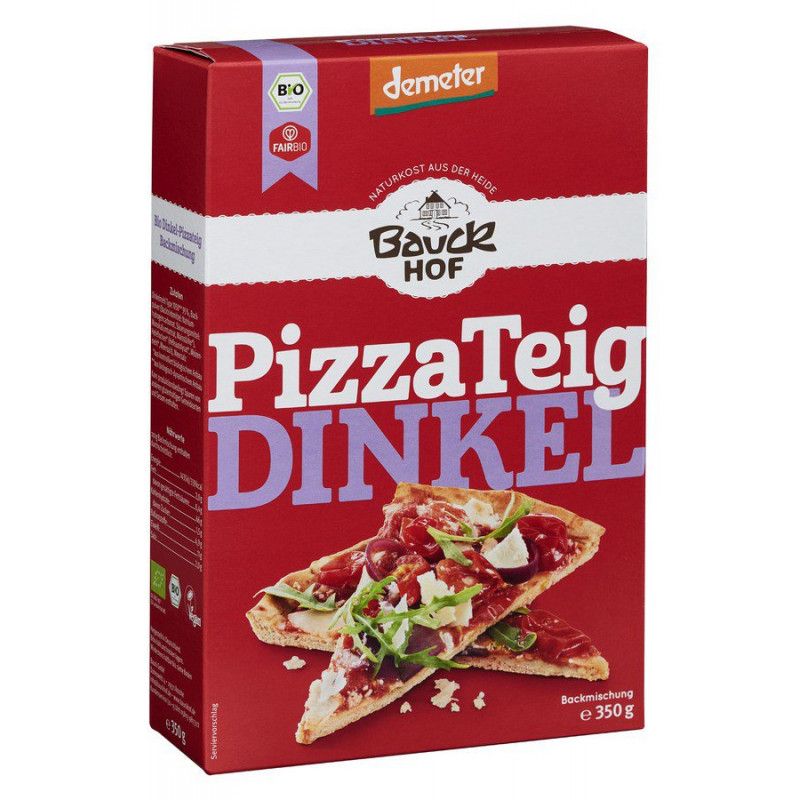 Rote Verpackung mit Aufschrift "PizzaTeig Dinkel". Logo "Bauck Hof" und Demeter-Siegel. Abgebildet sind zwei Pizzastücke.