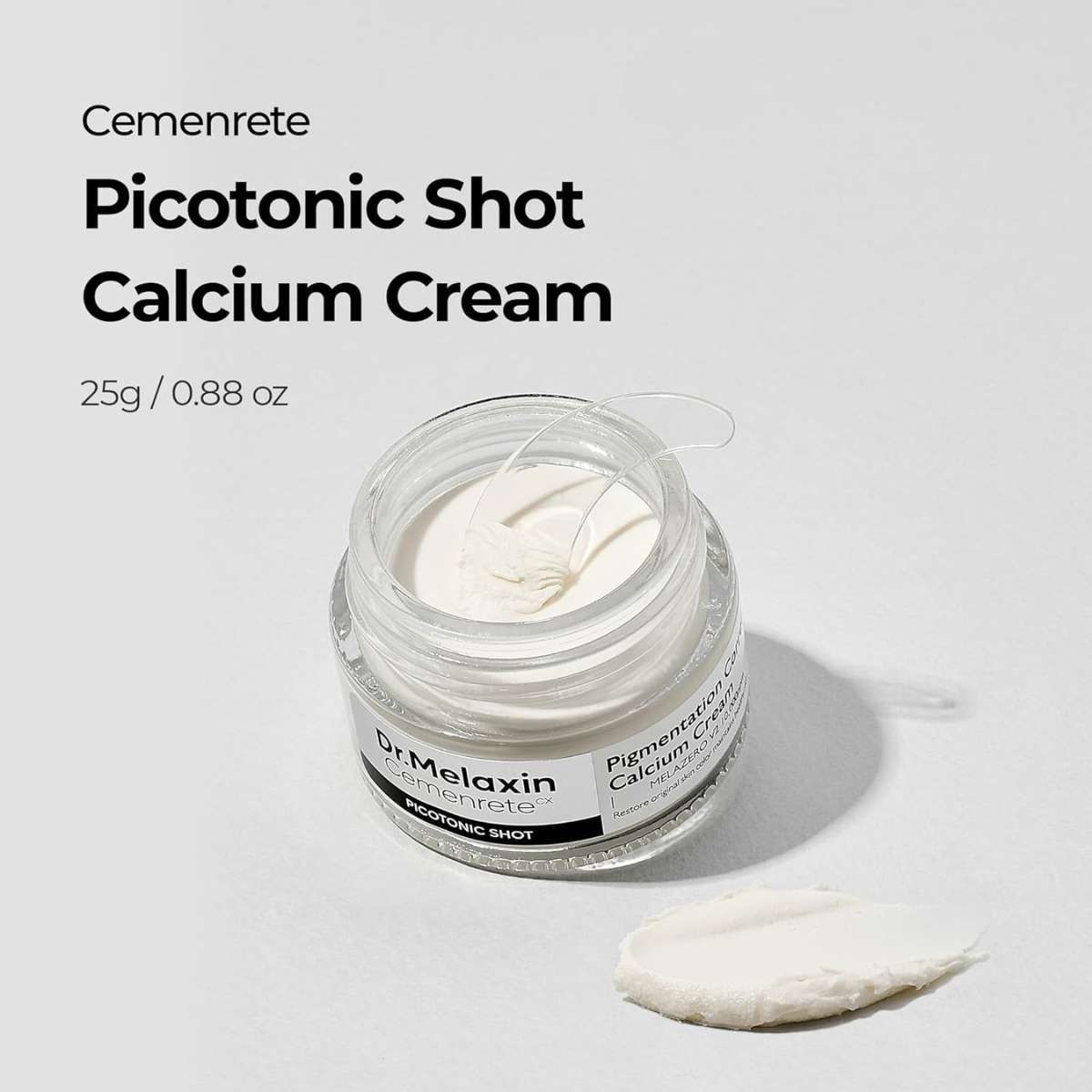 Ein Glas mit weißer Creme und einem Spatel, daneben eine Probe der Creme.