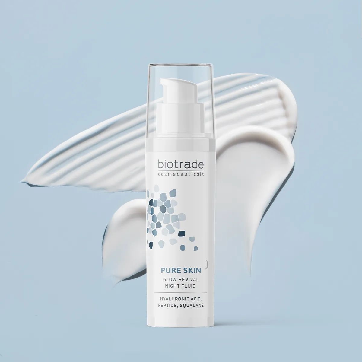 Weißes Fläschchen mit Pumpe und transparentem Deckel. Aufschrift: Biotrade, Pure Skin Glow Revival Night Fluid. Produkt auf blauem Hintergrund mit Creme.