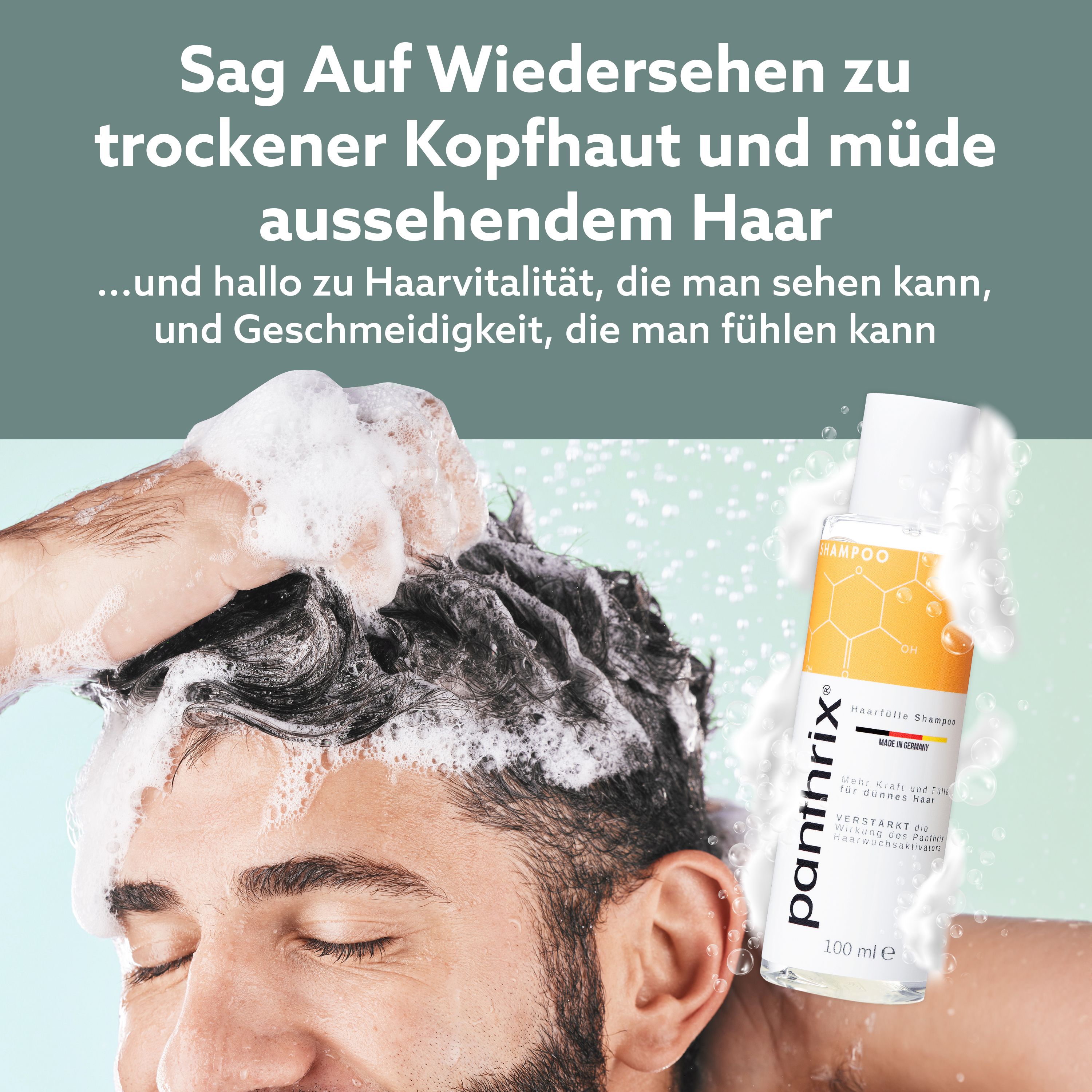 Mann wäscht sich die Haare mit Schaum. Shampoo-Flasche im Hintergrund. Text über Kopfhaut und Haar.