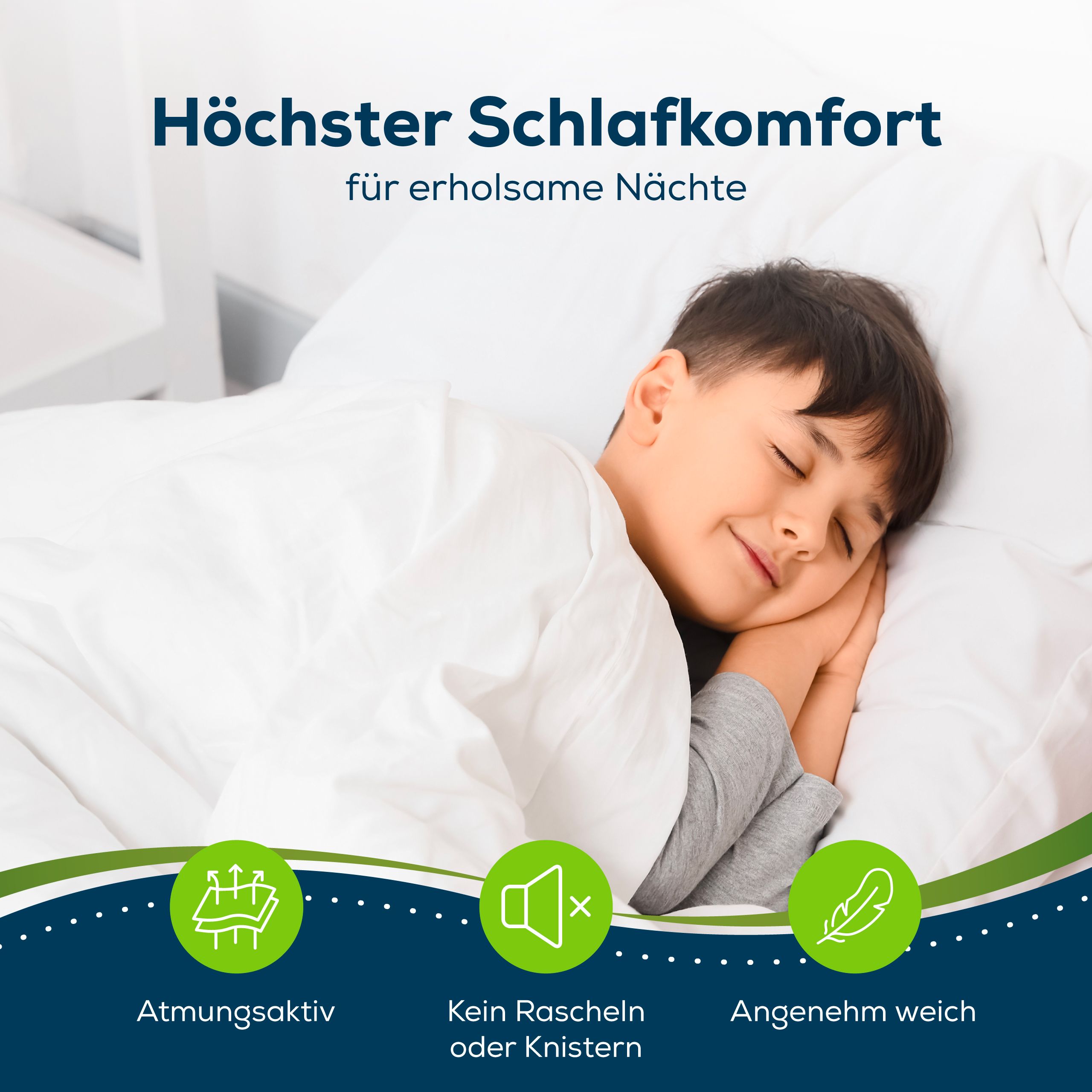 Kind schläft auf weißem Bettlaken. Text: Atmungsaktiv, kein Knistern, angenehm weich.